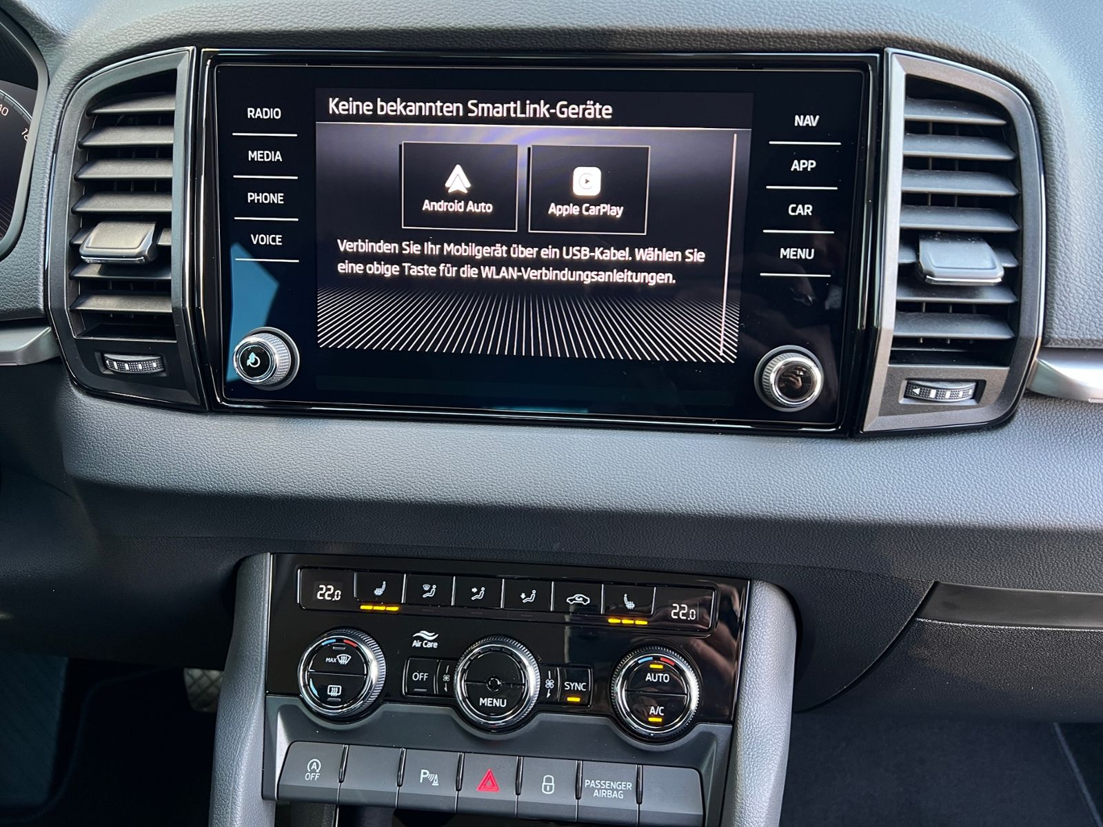 Fahrzeugabbildung SKODA Karoq Tour 1.5 TSI DSG *AHK, 17" LM-Felge, Navi,