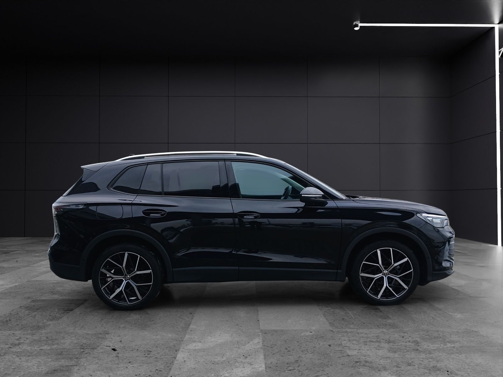 Fahrzeugabbildung Volkswagen Tiguan eTSI Life DSG LED AHK Navi AID ACC RFK SH