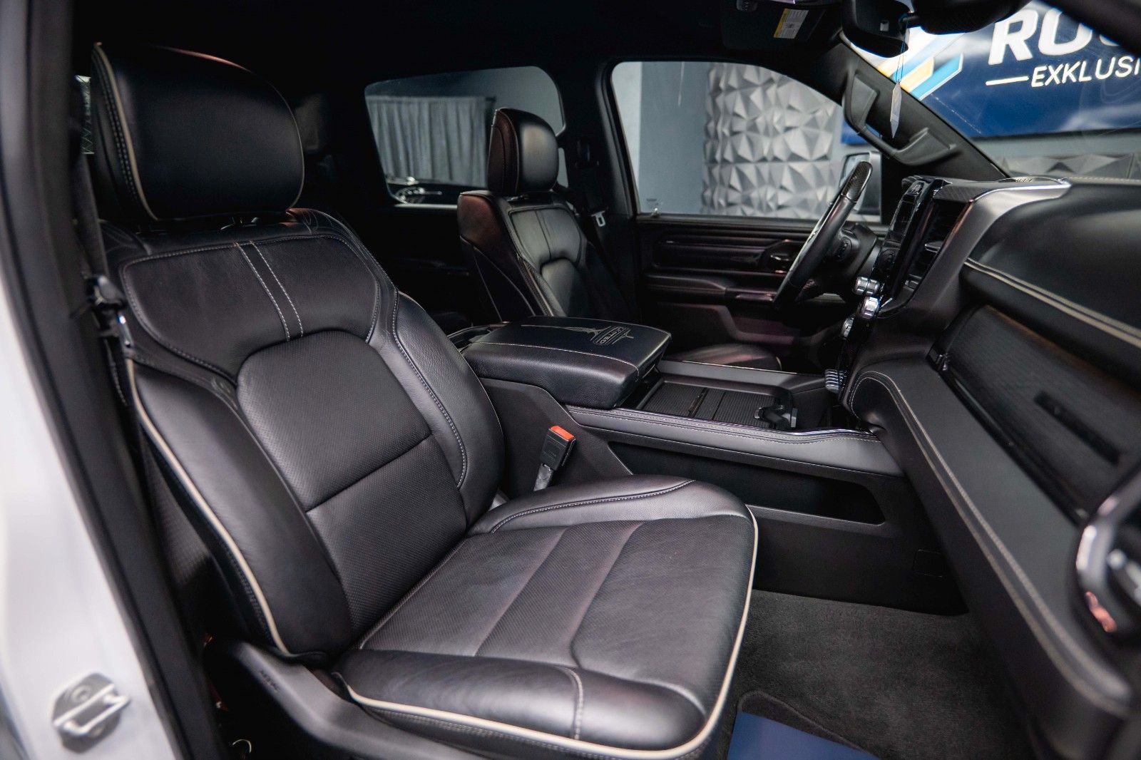 Fahrzeugabbildung Dodge RAM 5.7 V8 HEMI LIMITED Offroad Night-Paket *LED