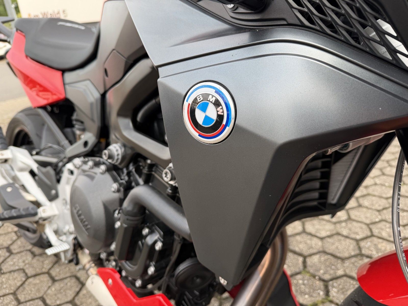 Fahrzeugabbildung BMW F 900 R wie Neu inkl. zubehör.