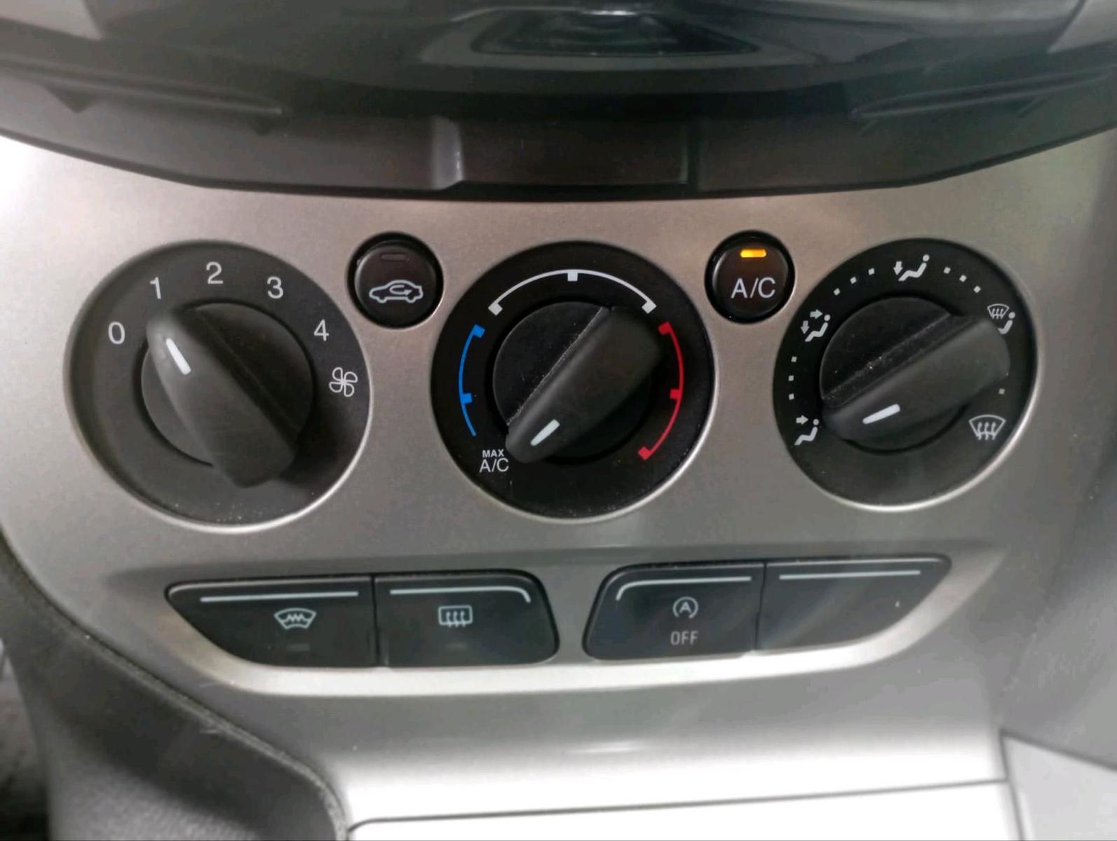 Ford Focus 2013 — photo 11