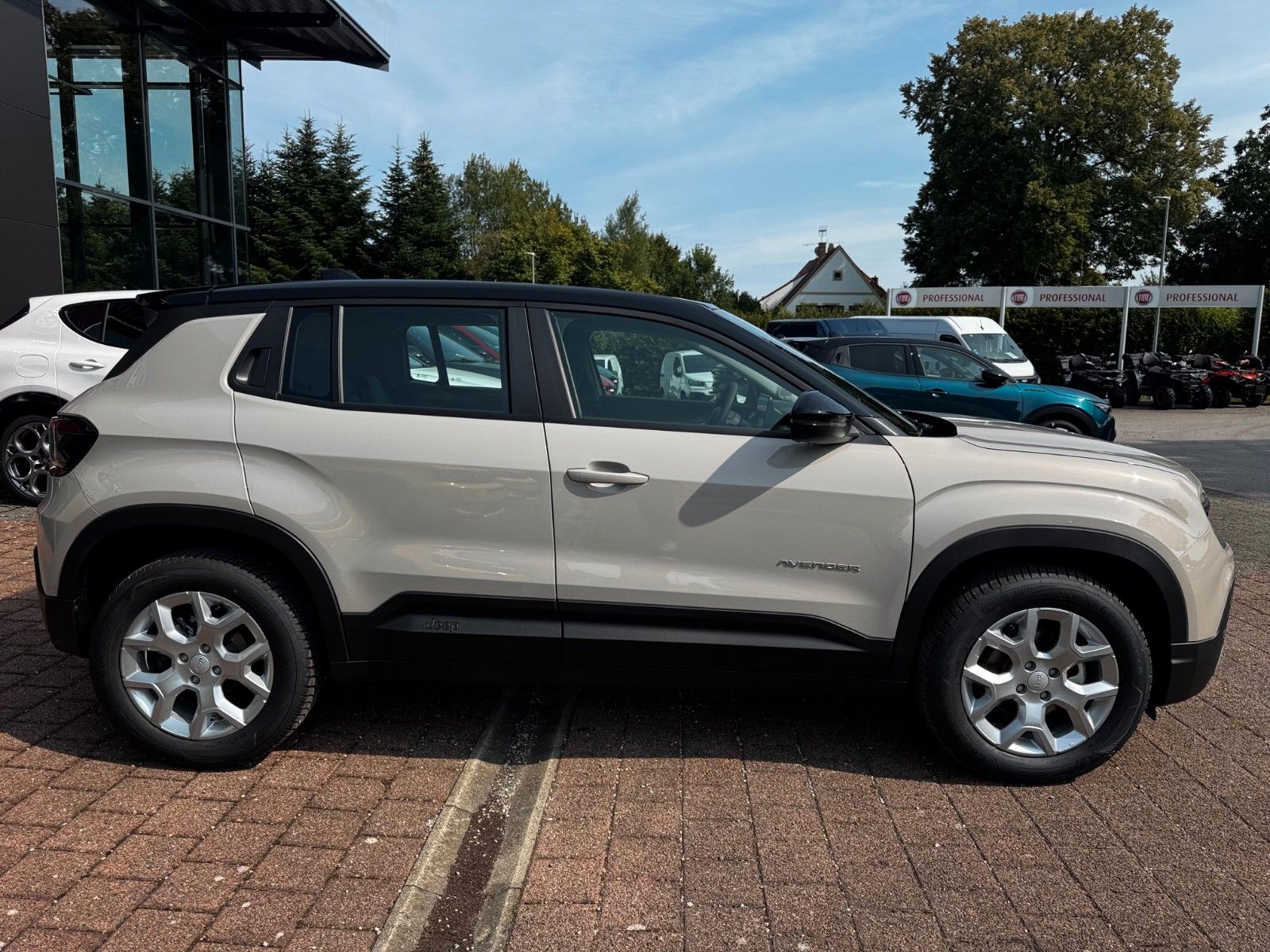Fahrzeugabbildung Jeep Avenger 1.2 Altitude Benziner NAVI KAMERA SITZHG