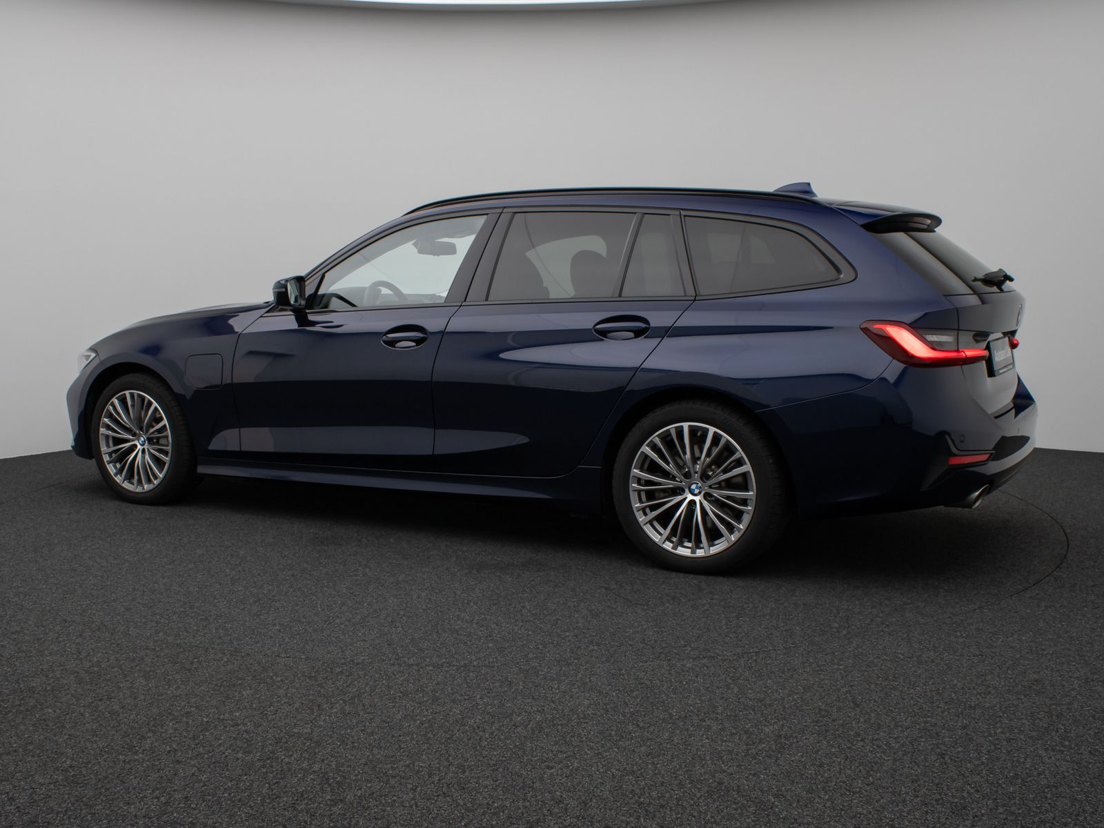 Fahrzeugabbildung BMW 330e Sport Line Panorama HUD DAB HiFi PDC Alarm