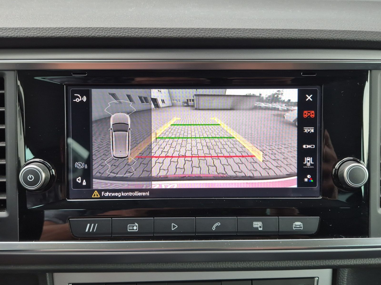Fahrzeugabbildung SEAT Ateca TSI FR LED AHK CarPlay AID ACC RFK SHZ