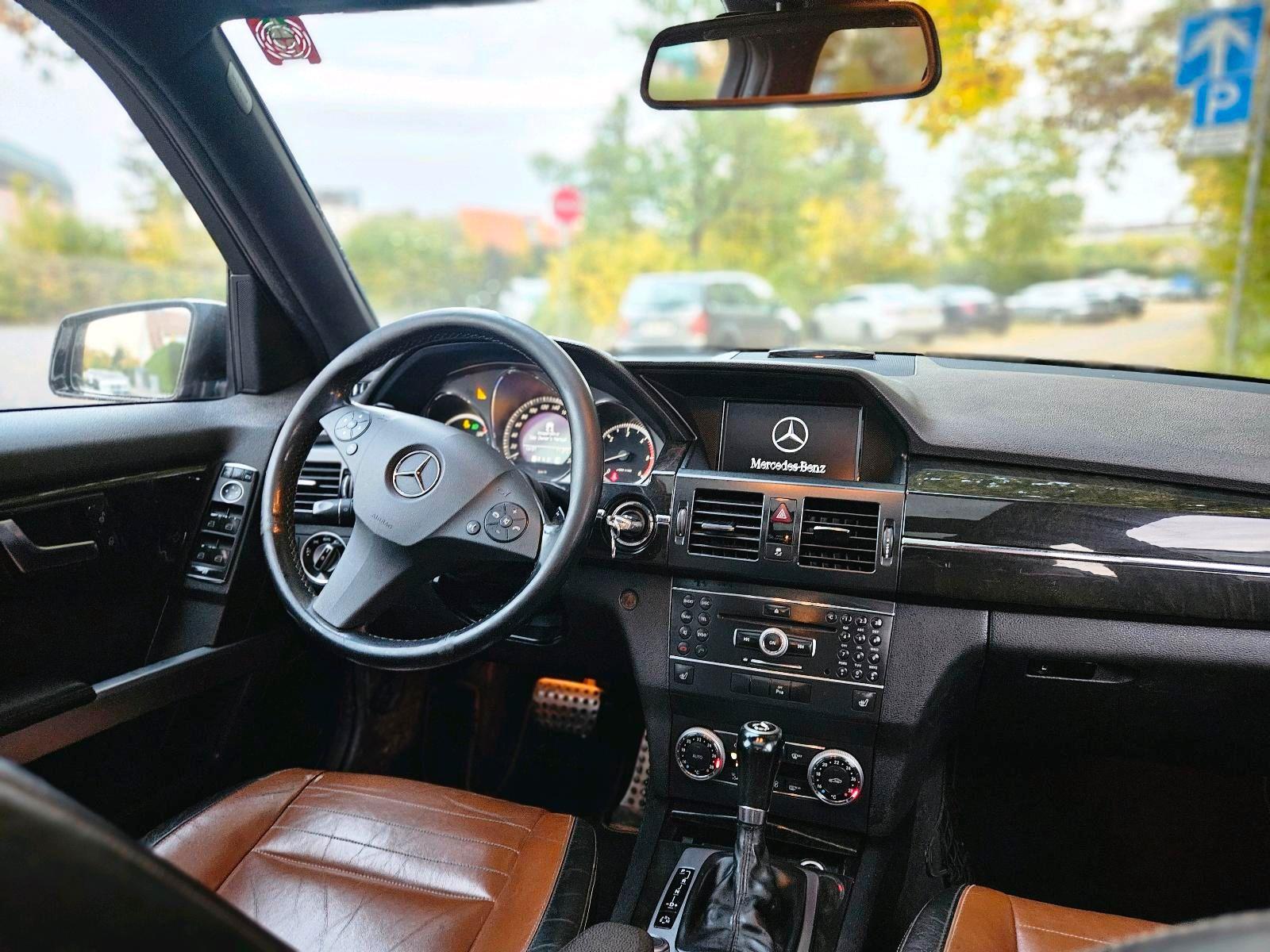 Mercedes-Benz GLK350 2011 — photo 12