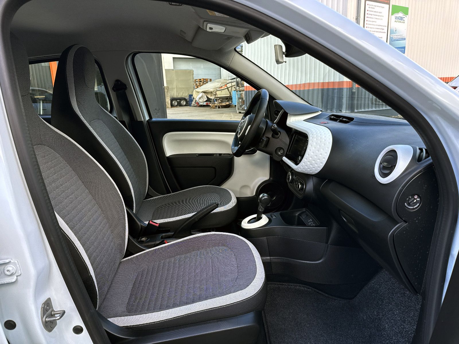 Fahrzeugabbildung Renault Twingo Zen Electric 21kWh CarPlay KLIMA DAB MFKL