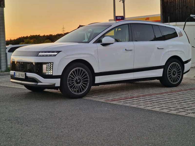 Hyundai IONIQ 9 UNIQ 6-Sitzer / 4WD / PANO / RELAX