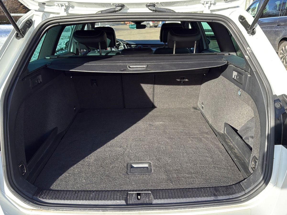 Fahrzeugabbildung Volkswagen Passat Variant Business/ AHK / Bremsen vo+hi neu