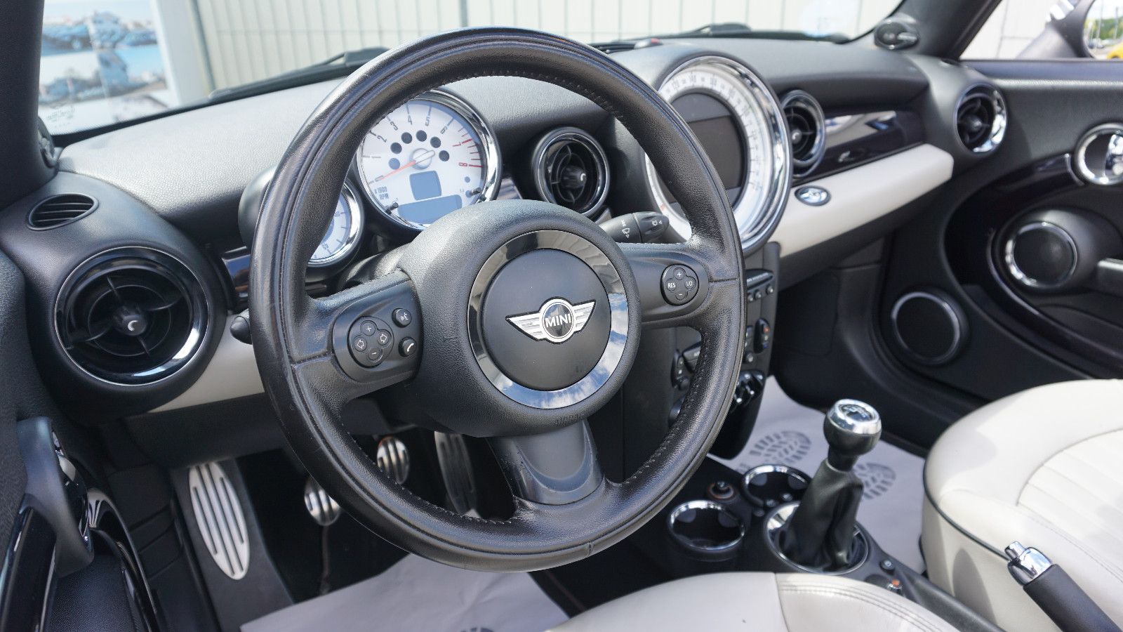 Fahrzeugabbildung MINI COOPER S Cabrio 1.6 Ltr, Bi-Xenon,Navi,Leder,+WR
