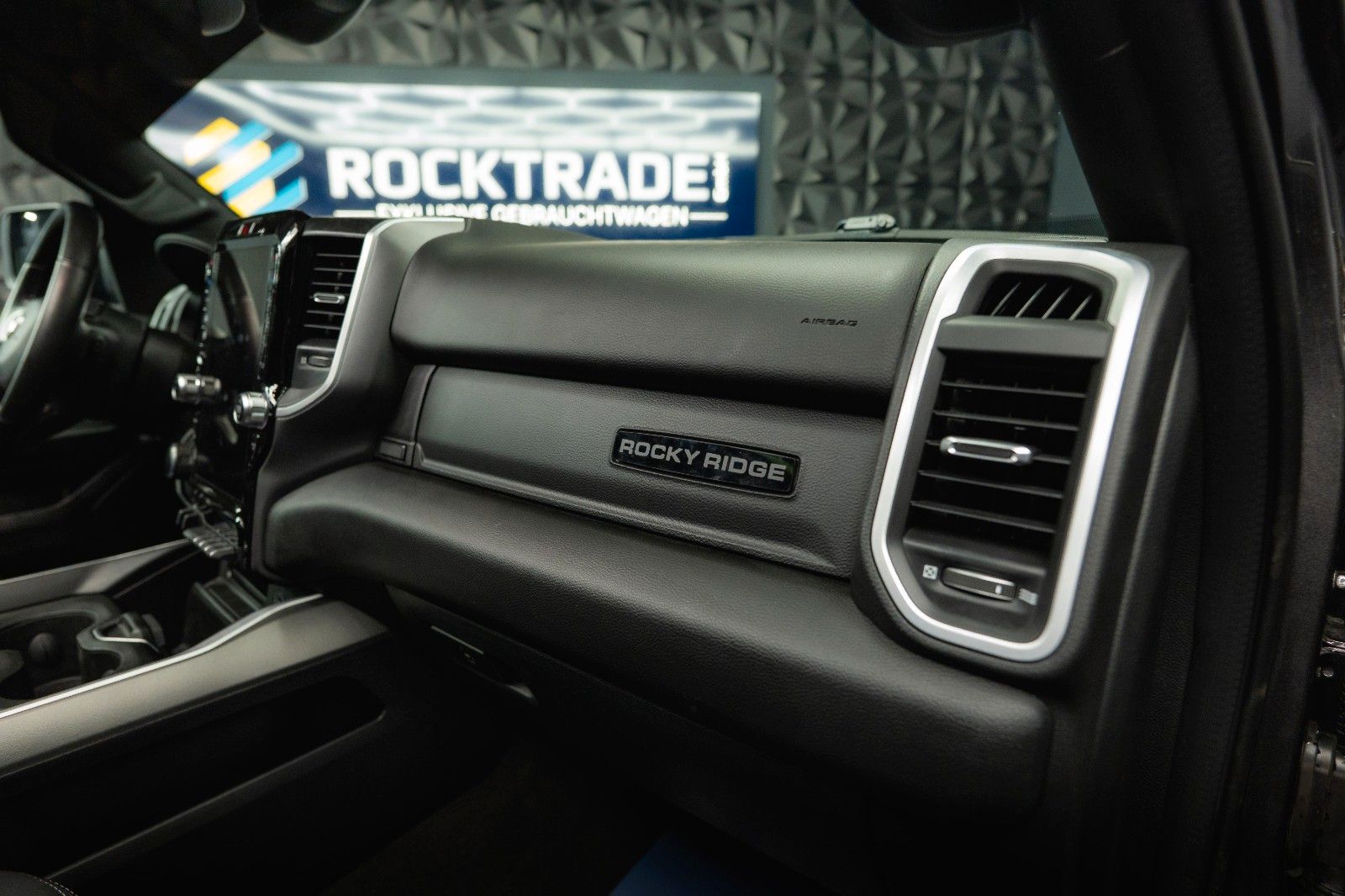 Fahrzeugabbildung Dodge RAM 5.7 V8 HEMI 4x4 ROCKY RIDGE OFFROAD Pano 19%