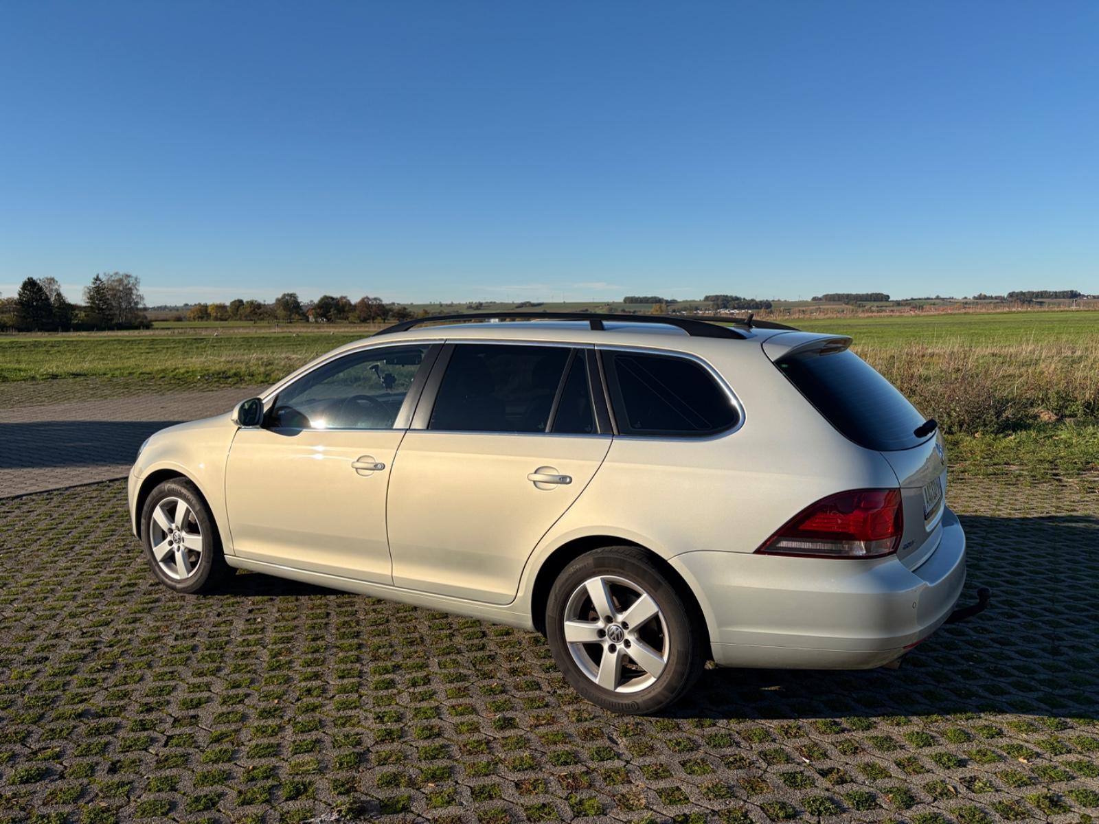 Volkswagen Golf 2010 — салон