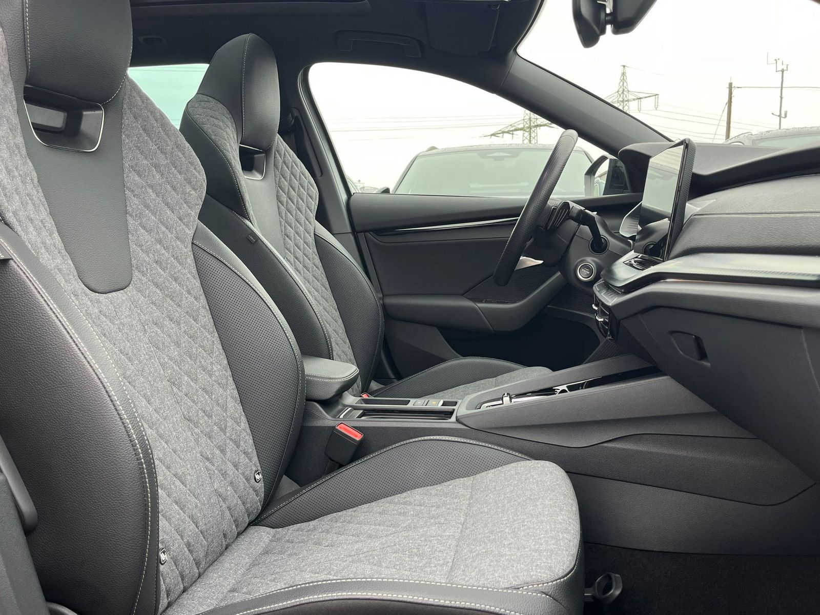 Fahrzeugabbildung SKODA Octavia 1.5 DSG Sportline PANO*MATRIX*AHK*5J.GAR