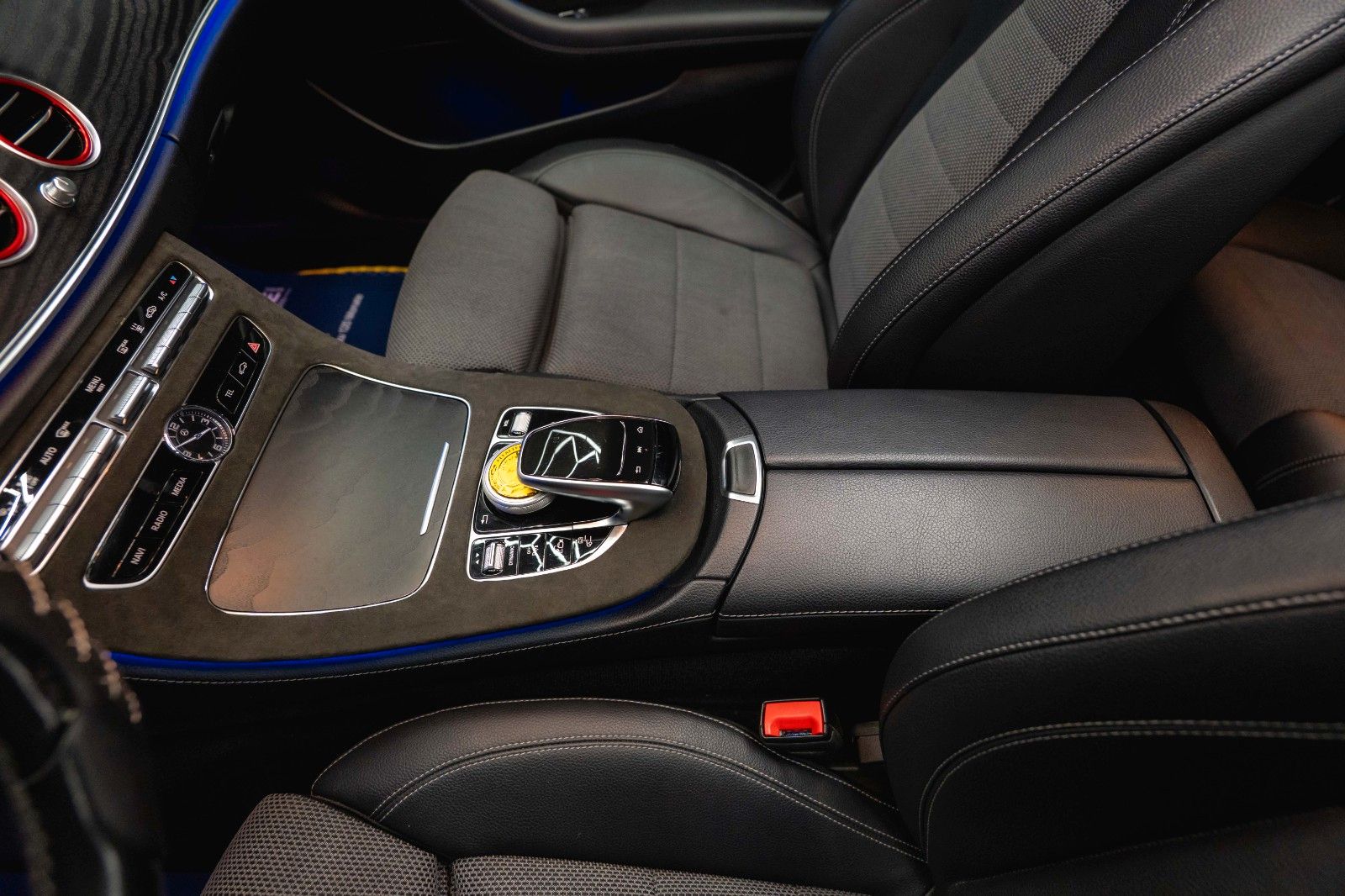 Fahrzeugabbildung Mercedes-Benz E 300de AMG Night-Paket Designo *Pano*ACC*LED*