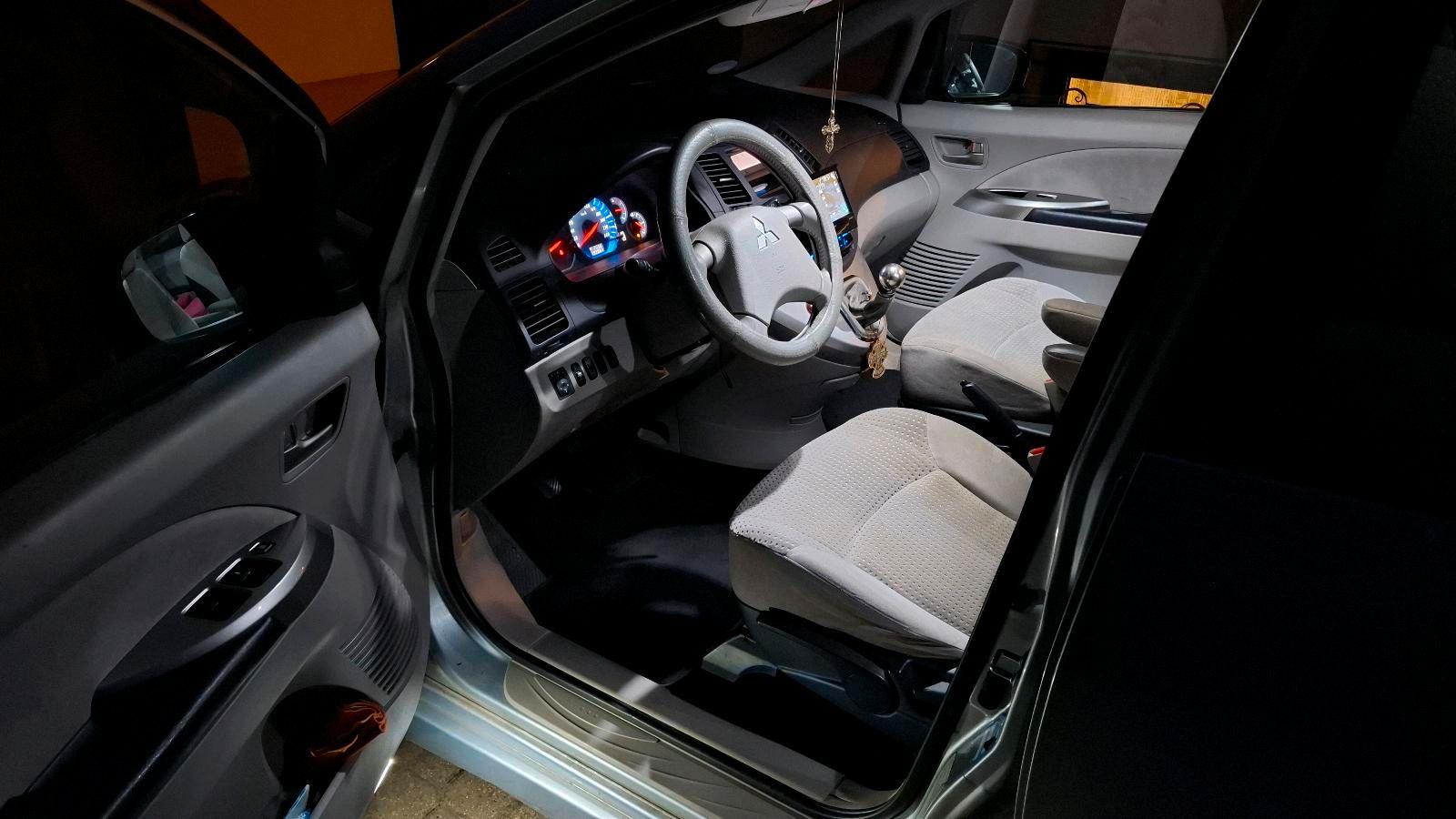 Mitsubishi Grandis 2006 — photo 11