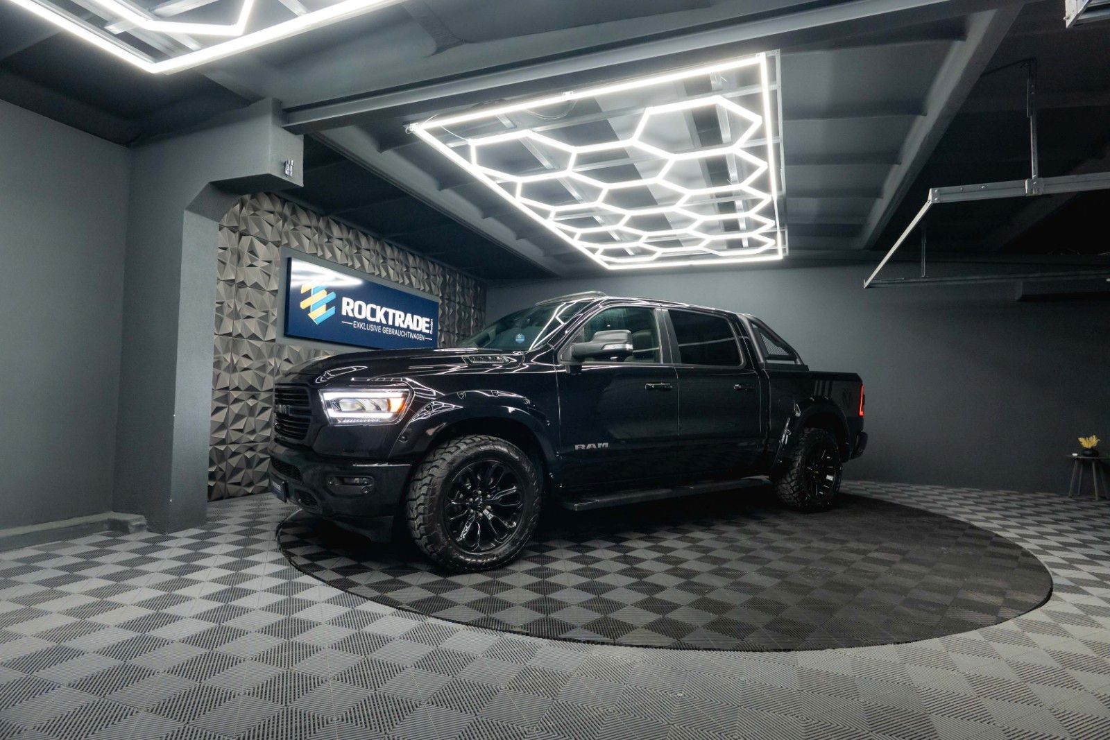 Fahrzeugabbildung Dodge RAM 5.7 V8 HEMI 4x4 Night LARAMIE Pano LED 19%