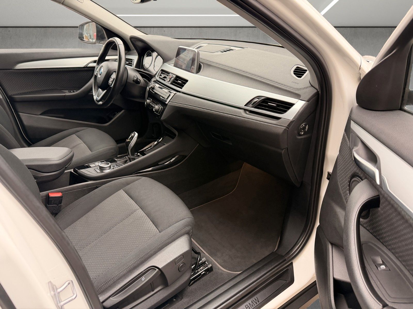 BMW X2 sDrive 18i*Automatik*LED*Navi*Panorama foto 10