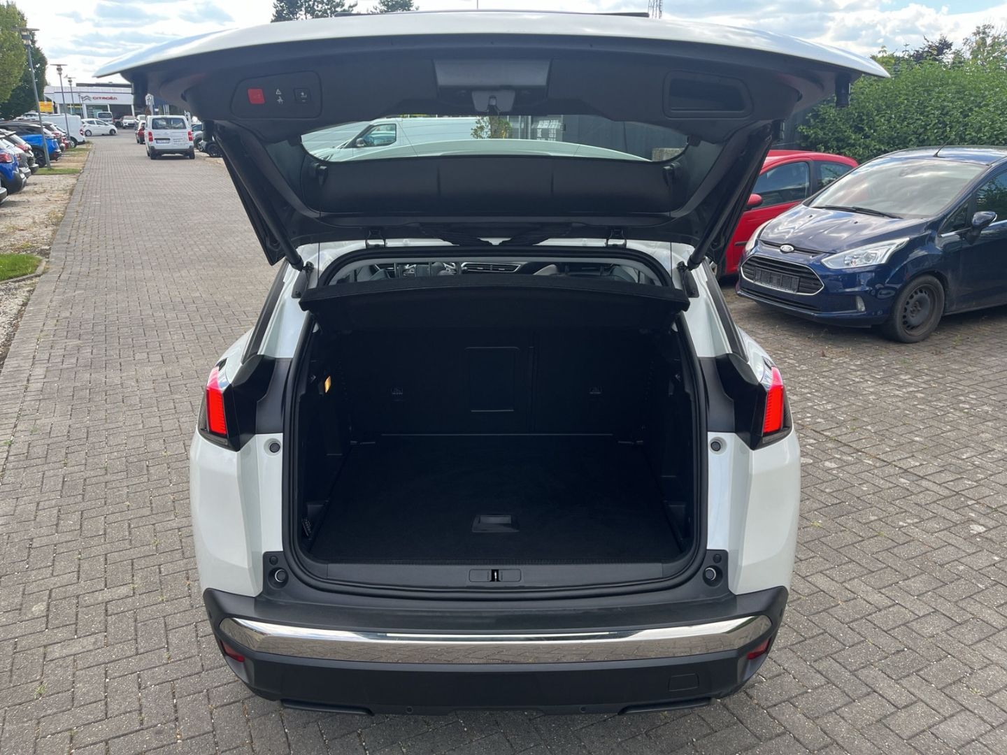 Fahrzeugabbildung Peugeot 3008 Allure BlueHDi 130 EAT8 AHK El. Pano Navi