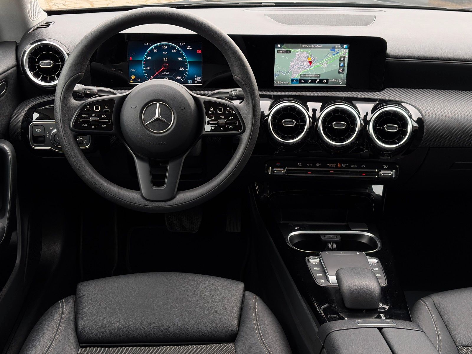 Fahrzeugabbildung Mercedes-Benz CLA 180 SB SHZ LKA TEMP MBUX Navi Wifi CarPlay