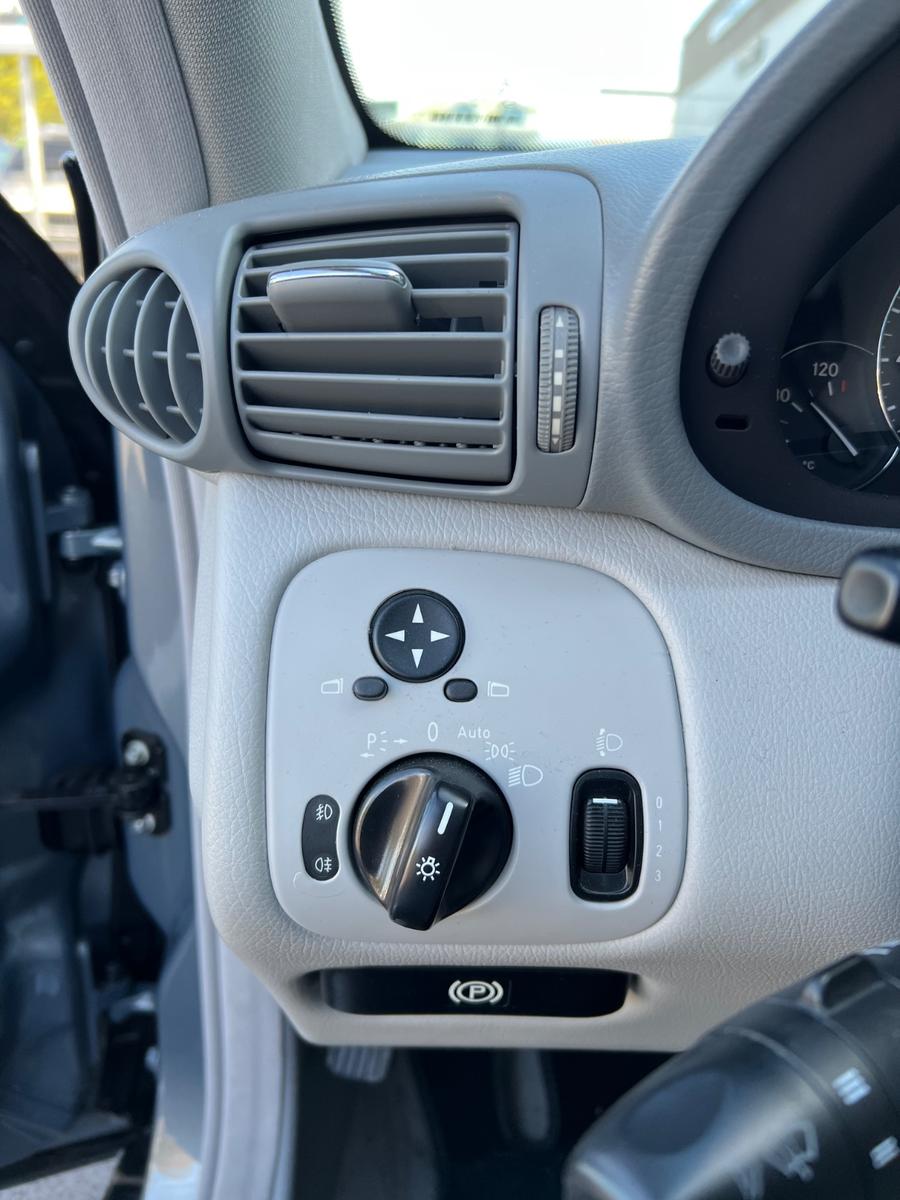 Mercedes-Benz C200 2004 — photo 12