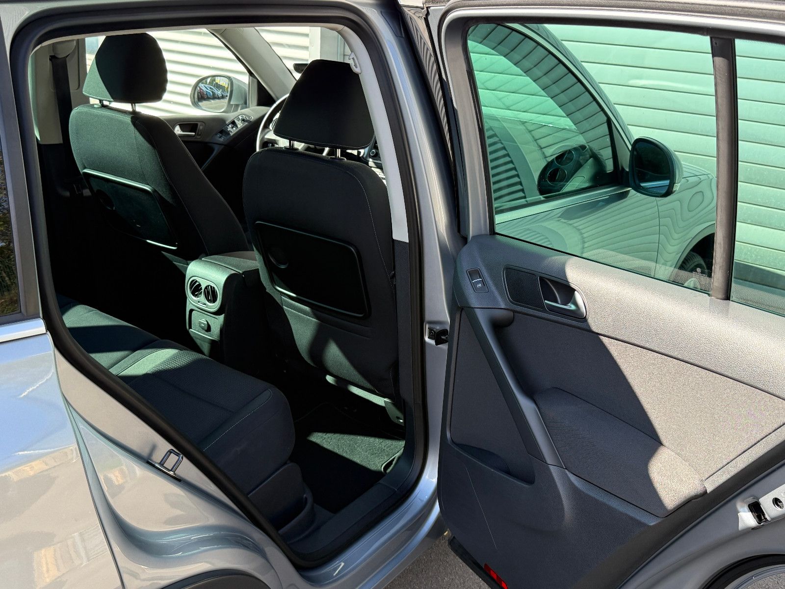 Fahrzeugabbildung Volkswagen Tiguan Team AHK Ambiente-Paket GRA SHZ PDC