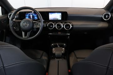 Mercedes-Benz A 180 MBUX+LANE+KAM+NAVI+PANO+ALU
