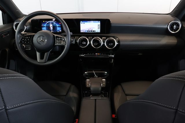 Mercedes-Benz A 180 MBUX+LANE+KAM+NAVI+PANO+ALU