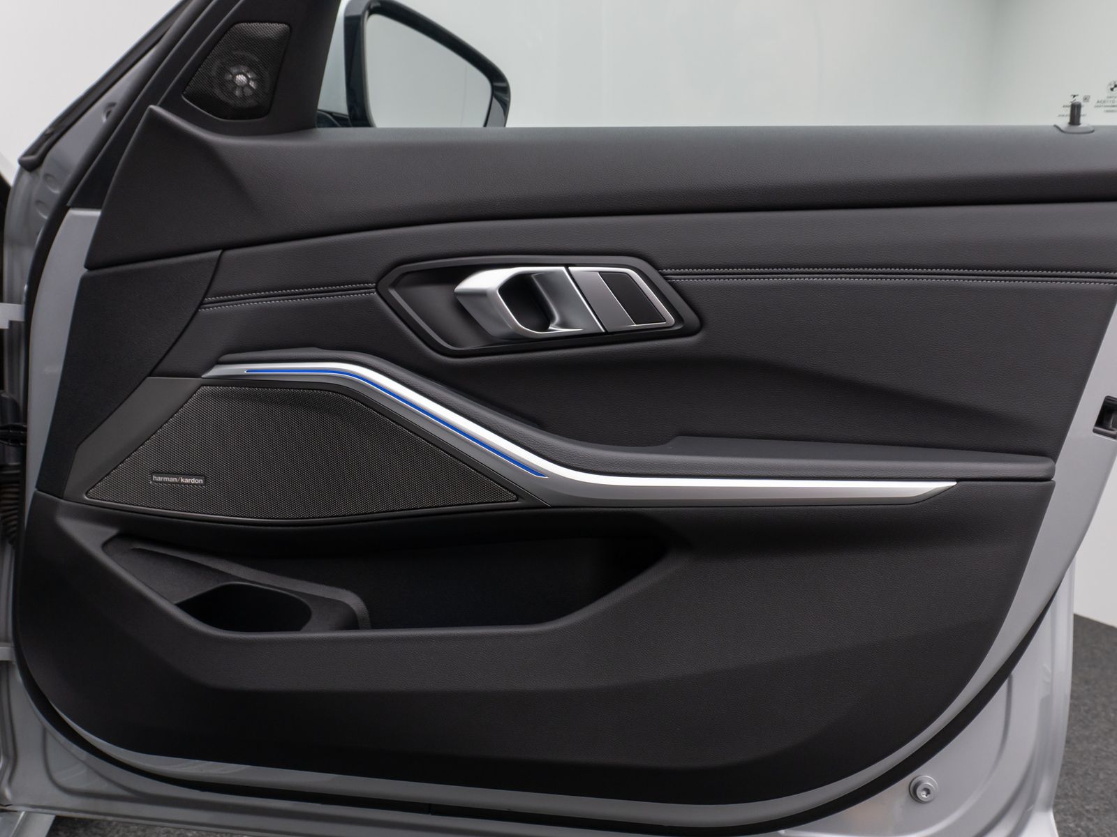 Fahrzeugabbildung BMW 330d xD Sport Line Kamera Panorama HUD DAB H/K