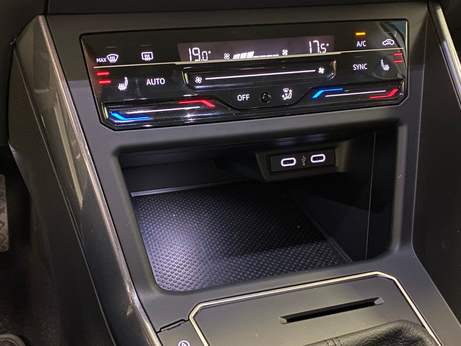 Fahrzeugabbildung Volkswagen Polo 1.0 TSI DSG STYLE+SPORT+IQ.LIGHT+16"ALU+ACC