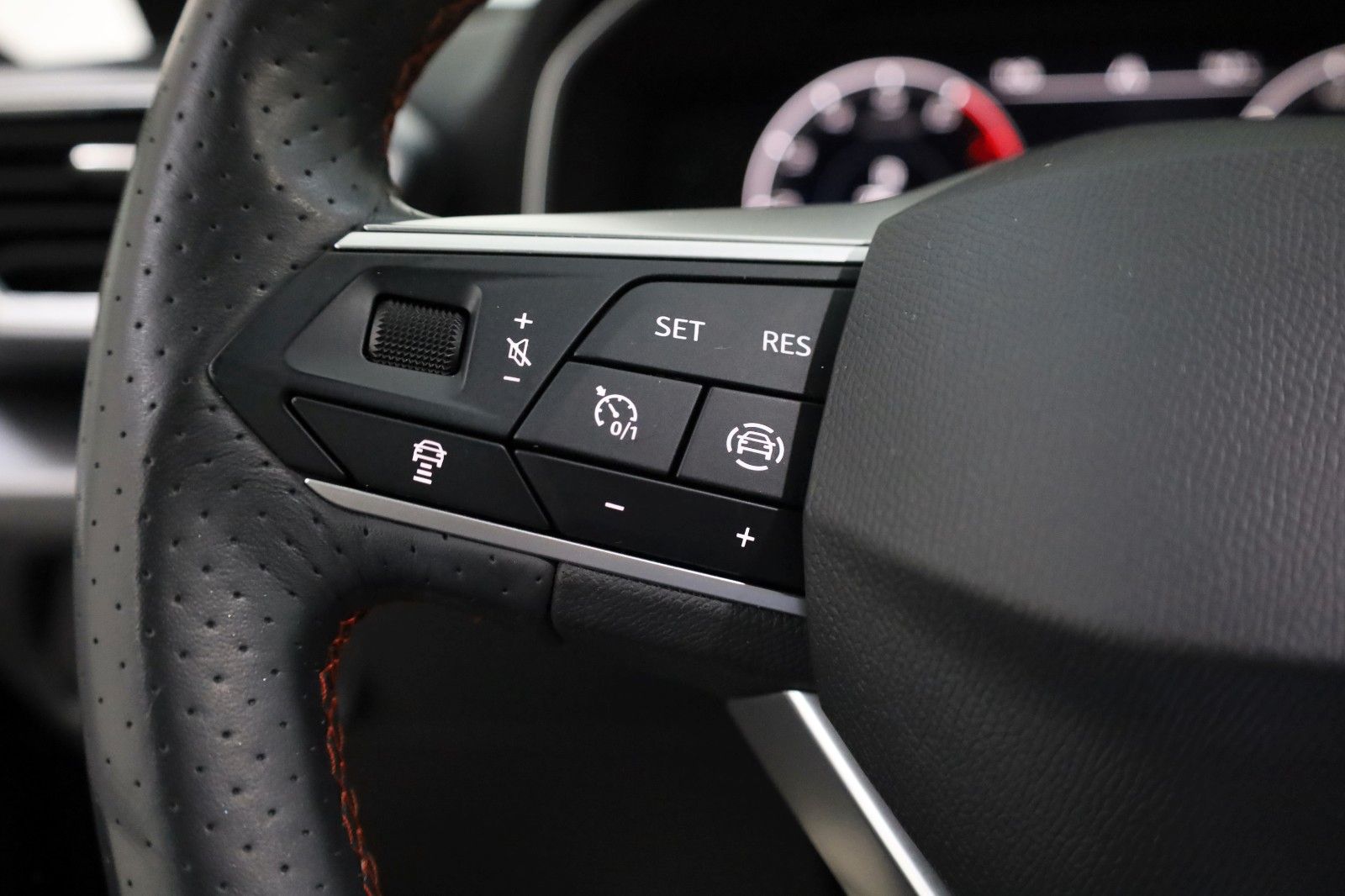Fahrzeugabbildung SEAT Leon FR, Navi,LED,SH,Kamera,Panorama,ACC, SR+WR