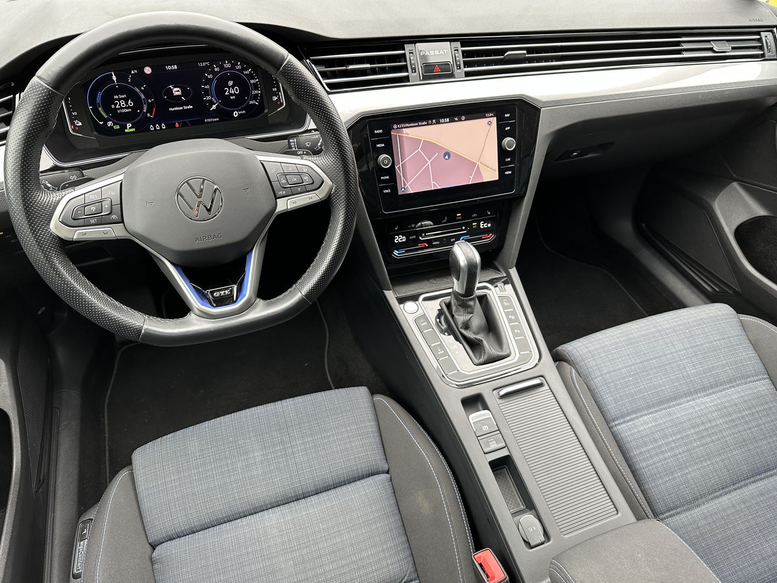Fahrzeugabbildung Volkswagen Passat Variant GTE NAV+IQ-LIGHT+PANORAMA+ACC+VC