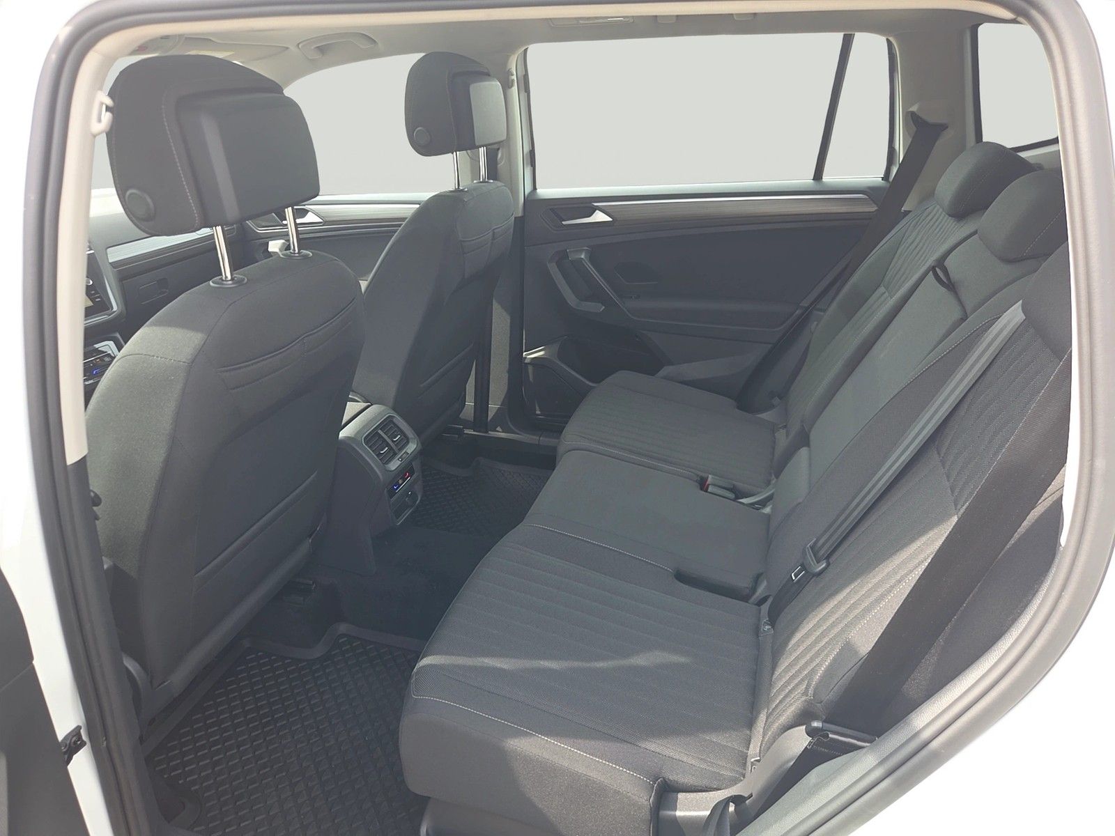 Fahrzeugabbildung Volkswagen Tiguan Allspace TSI Life DSG LED Navi ACC AHK Pa
