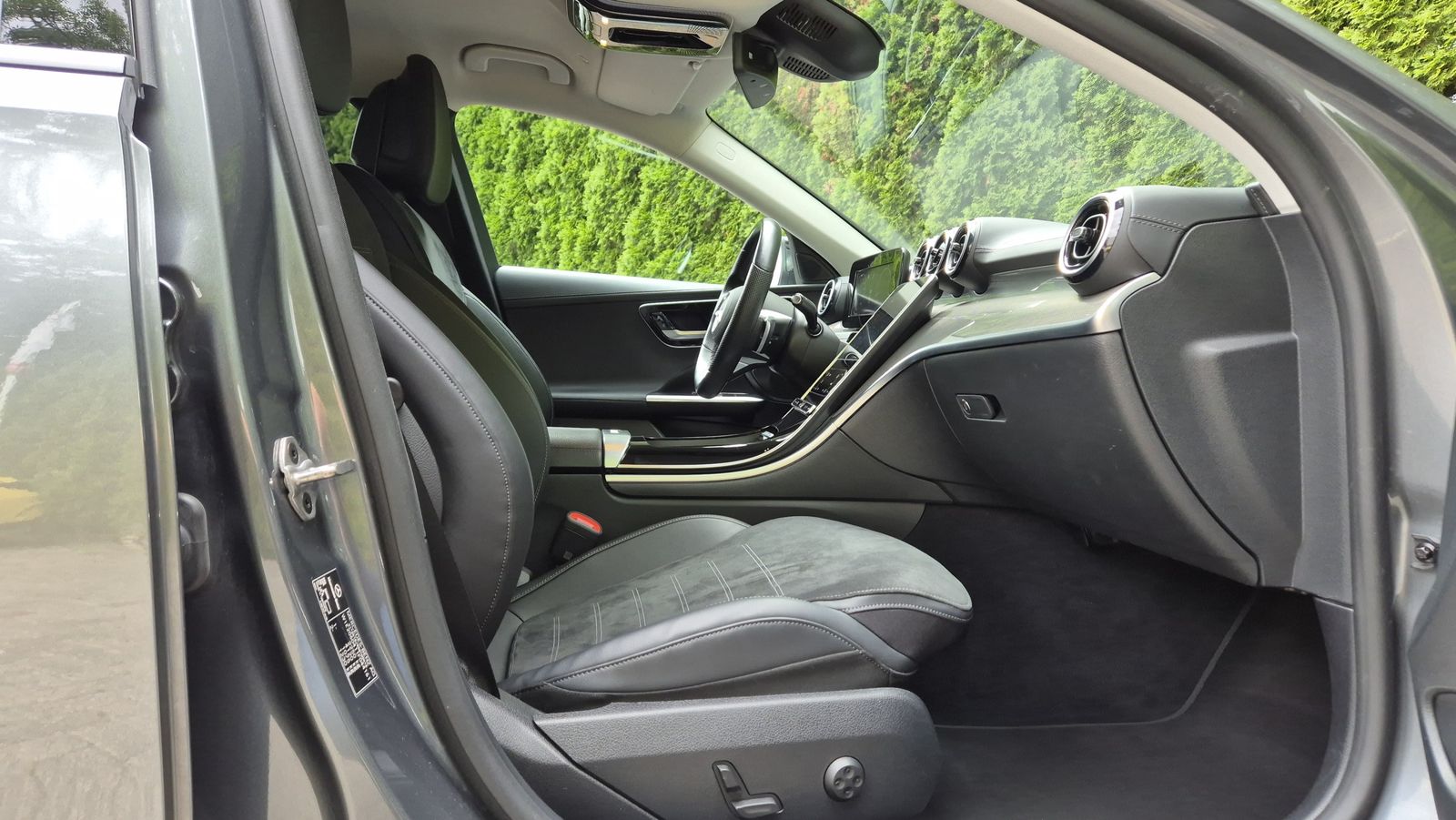 Fahrzeugabbildung Mercedes-Benz C 180 Lim. 9G AMG LINE NIGHT+LED+MBUX+KAMERA+SHZ