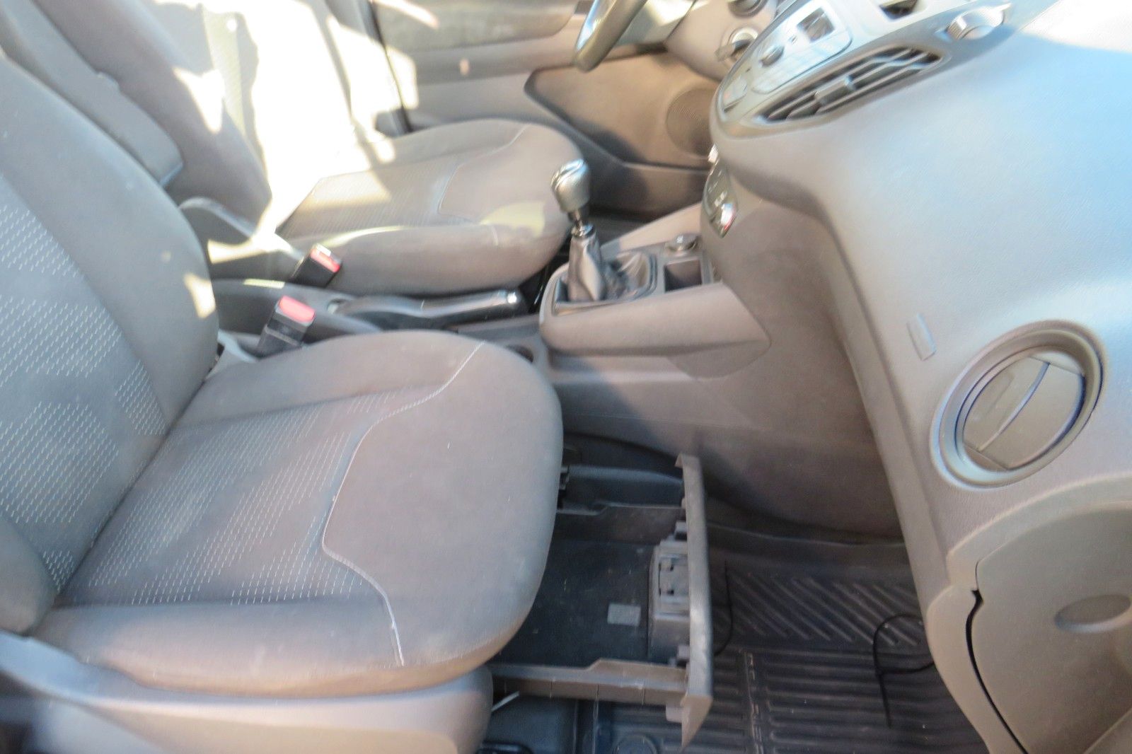 Fahrzeugabbildung Ford Transit Courier KASTEN KLIMA FLÜGEL 1.HD