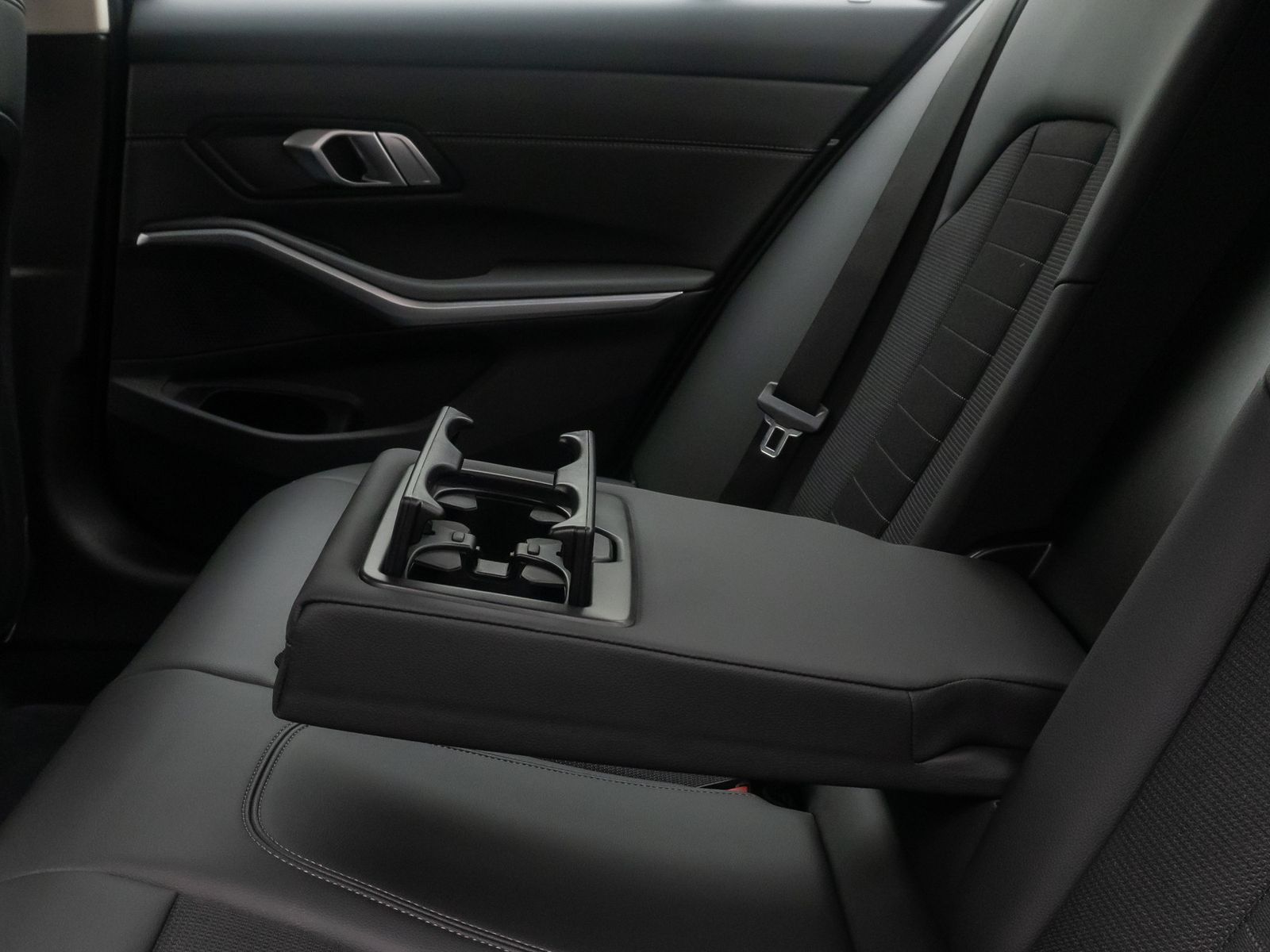 Fahrzeugabbildung BMW 330e 360°Laser HUD DAB HiFi Komfort Sport Leder