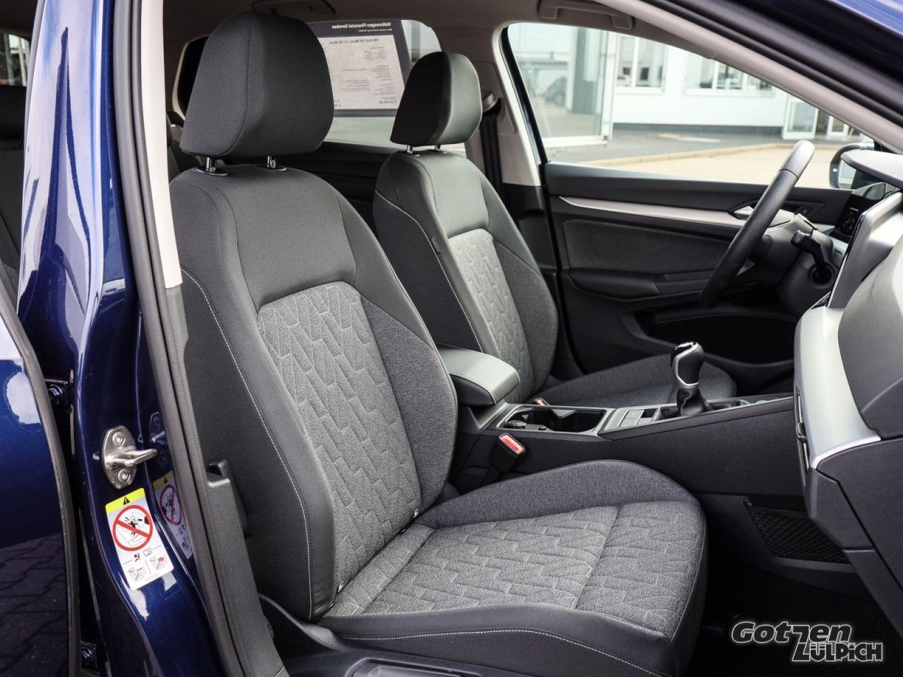 Fahrzeugabbildung Volkswagen Golf VIII Move 1.5 TSI Move Navi AHK Light LED