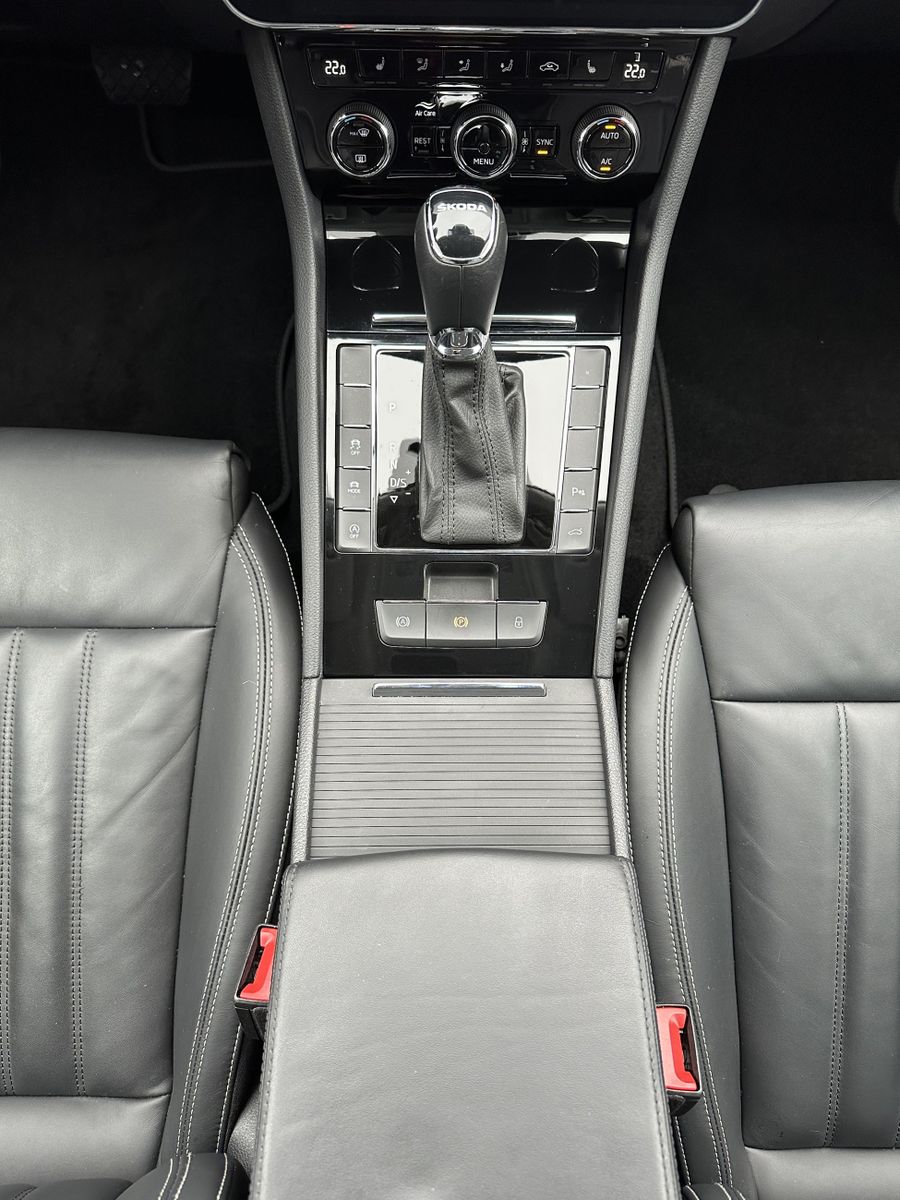 Fahrzeugabbildung SKODA Superb Combi 2.0 TDI DSG L&K NAV+LED+AHK+19ZOLL