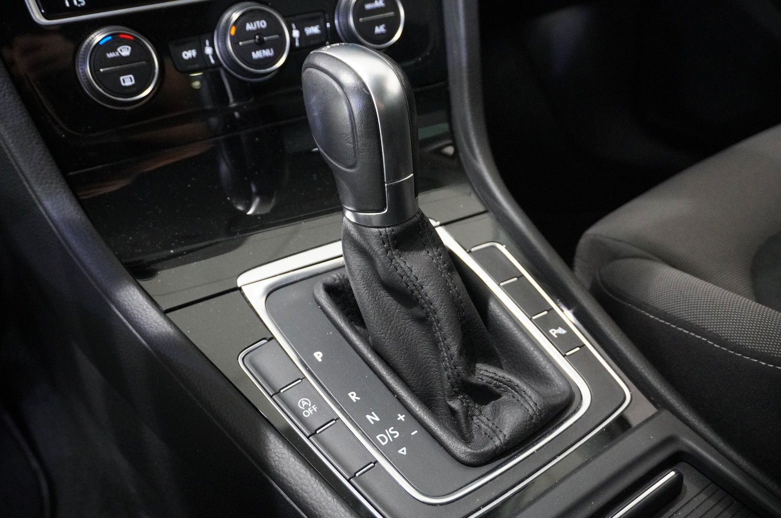 Fahrzeugabbildung Volkswagen Golf VII Lim. 1.5 TSI HIGHLINE DSG NAVI/LED/ACC