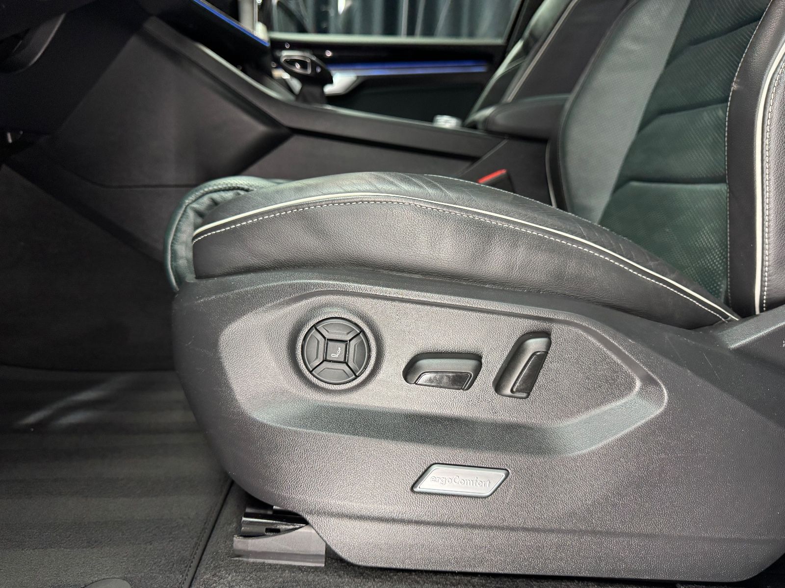 Fahrzeugabbildung Volkswagen Touareg 4.0 TDI V8 Atmosphere 4Motion|R-LINE|AHK