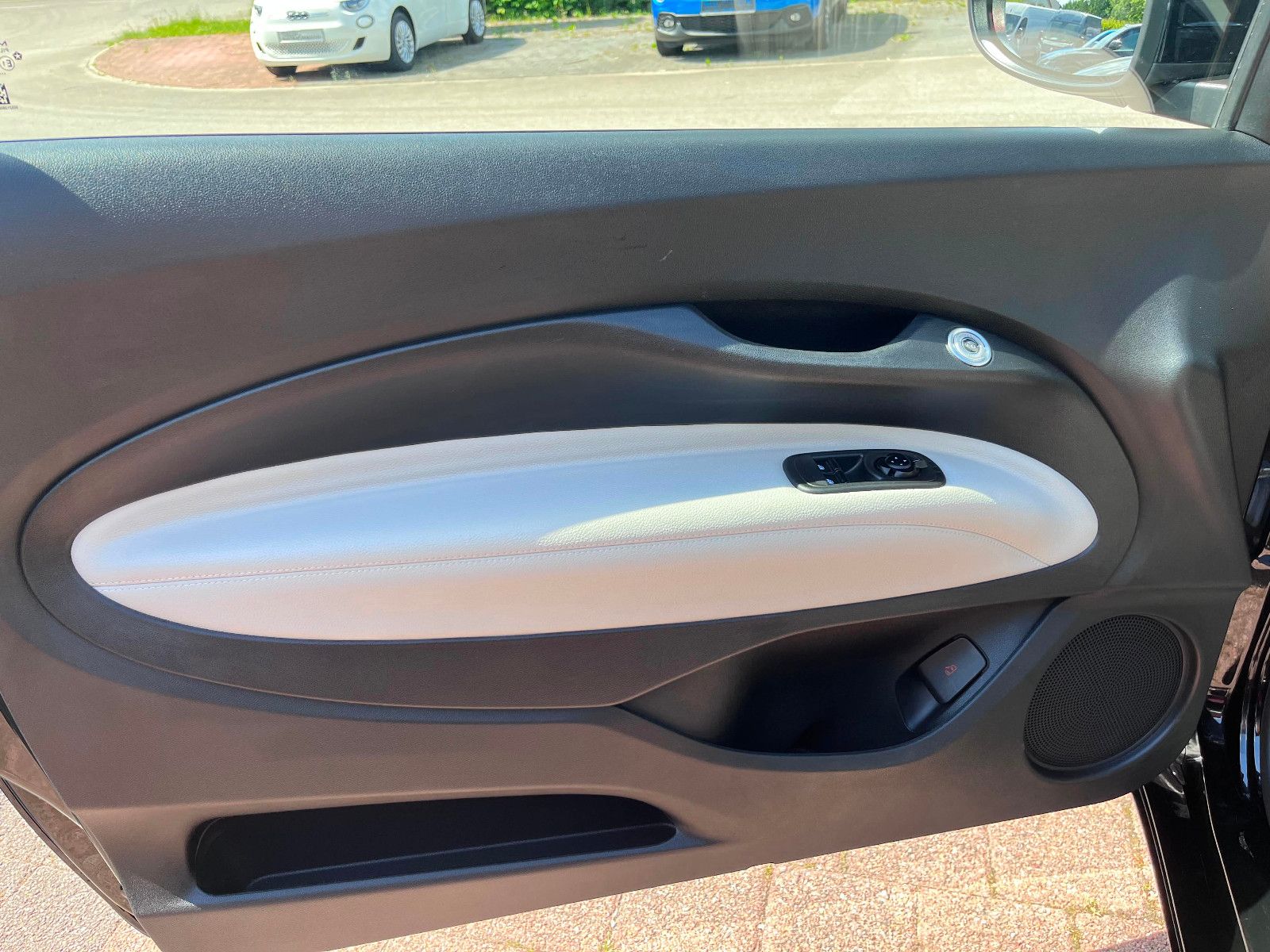 Fahrzeugabbildung Fiat 500E La Prima