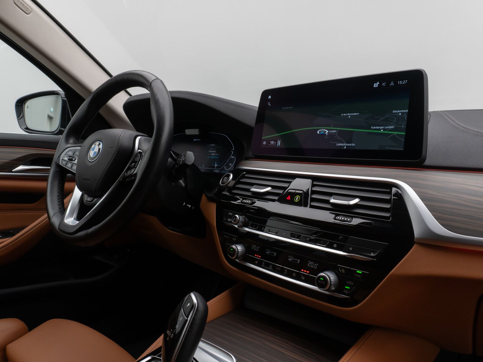 Fahrzeugabbildung BMW 530e xD LuxuryLine 360°HUD DAB AHK Komfort Sport