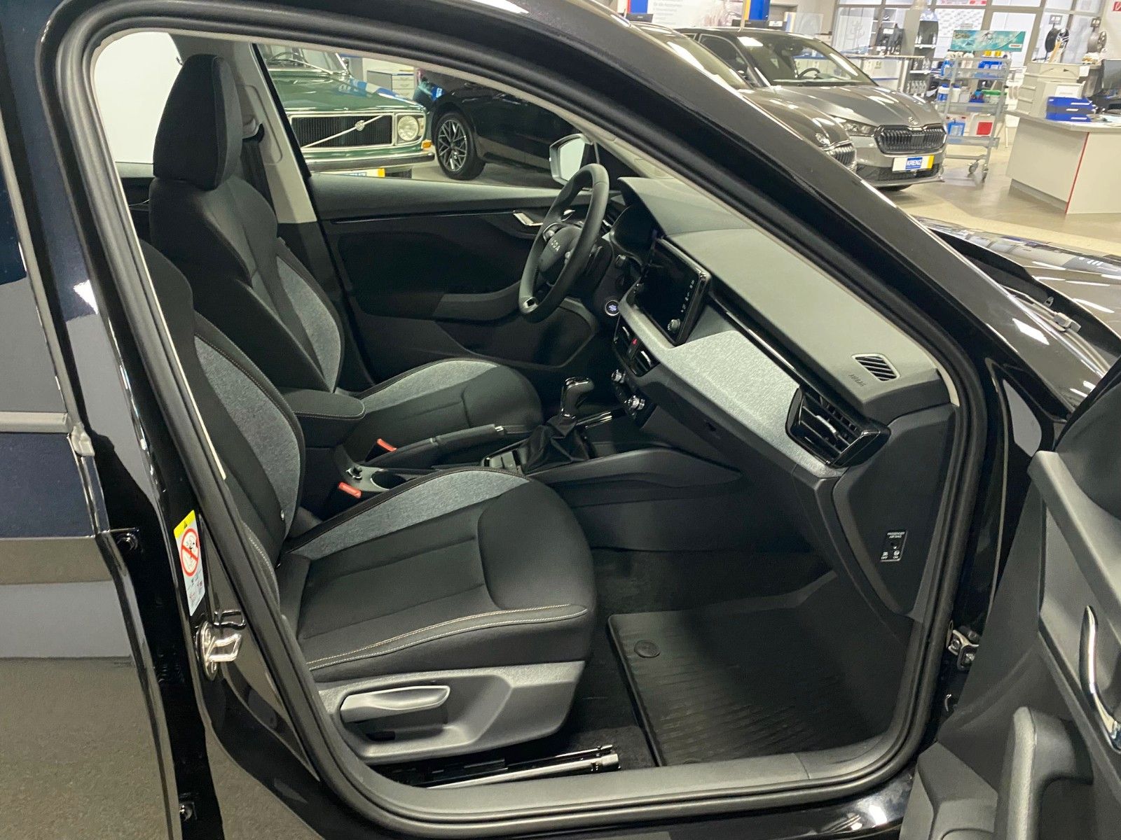 Fahrzeugabbildung SKODA Kamiq 1.0 TSI DSG Selection+KAMERA+PDC+16"Alu+BC