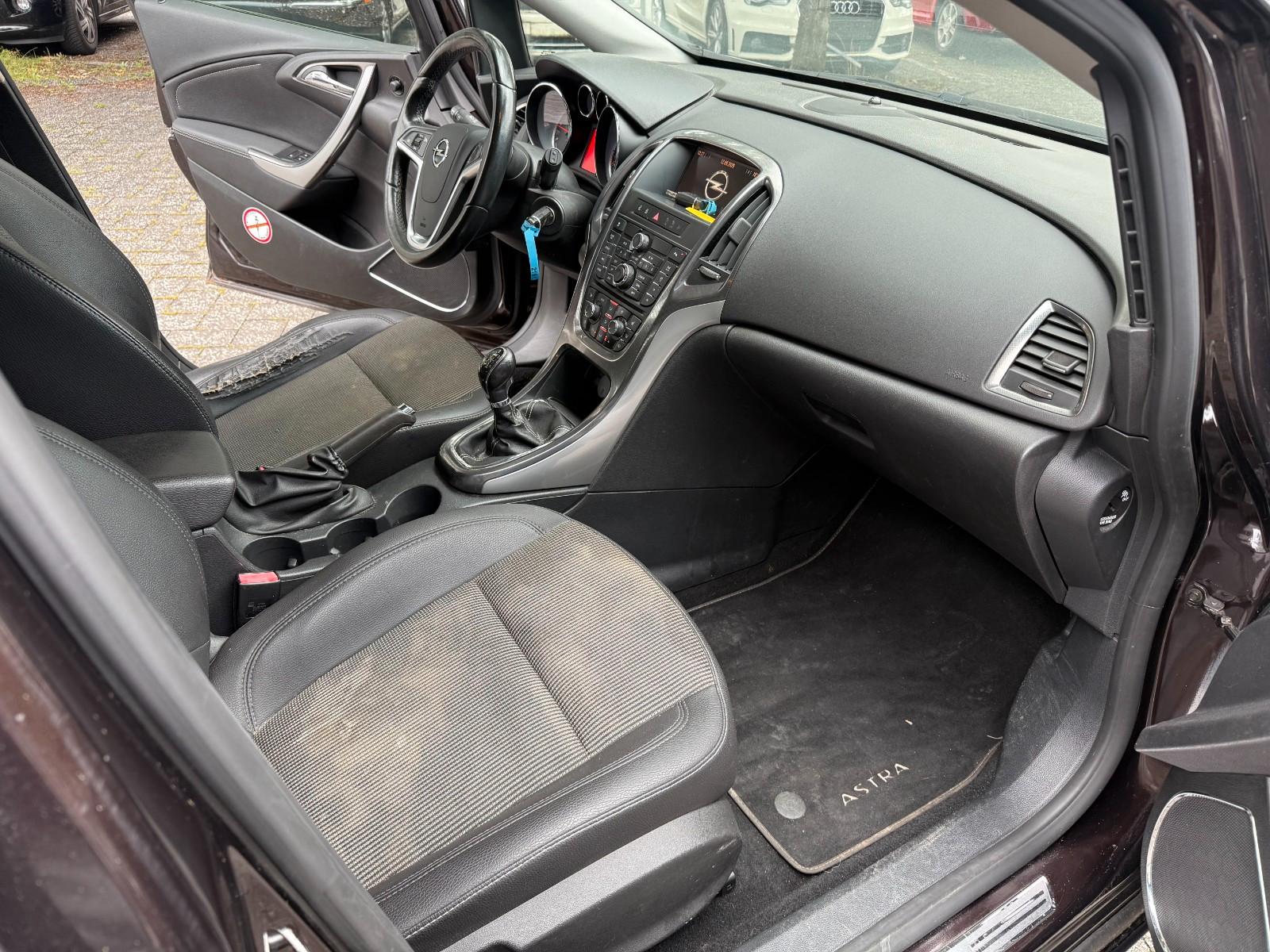 Opel Astra 2012 — photo 11