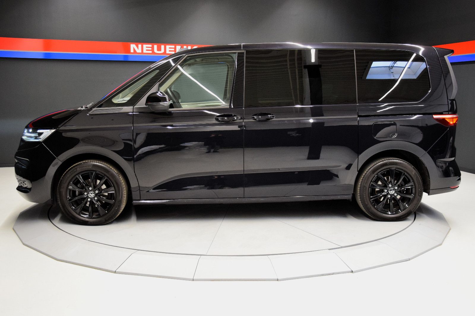 Fahrzeugabbildung Volkswagen T7 Multivan DSG Life 7-Sitze Pano AHK IQ-Light