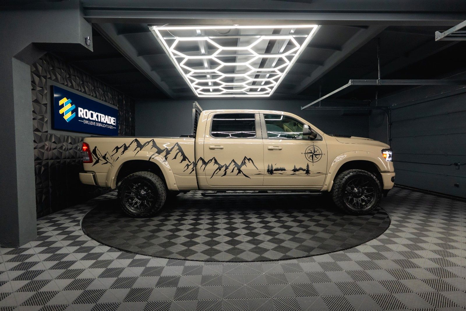 Fahrzeugabbildung Dodge RAM 5.7 V8 HEMI 4x4 ARMY STYLE Offroad LONGBED