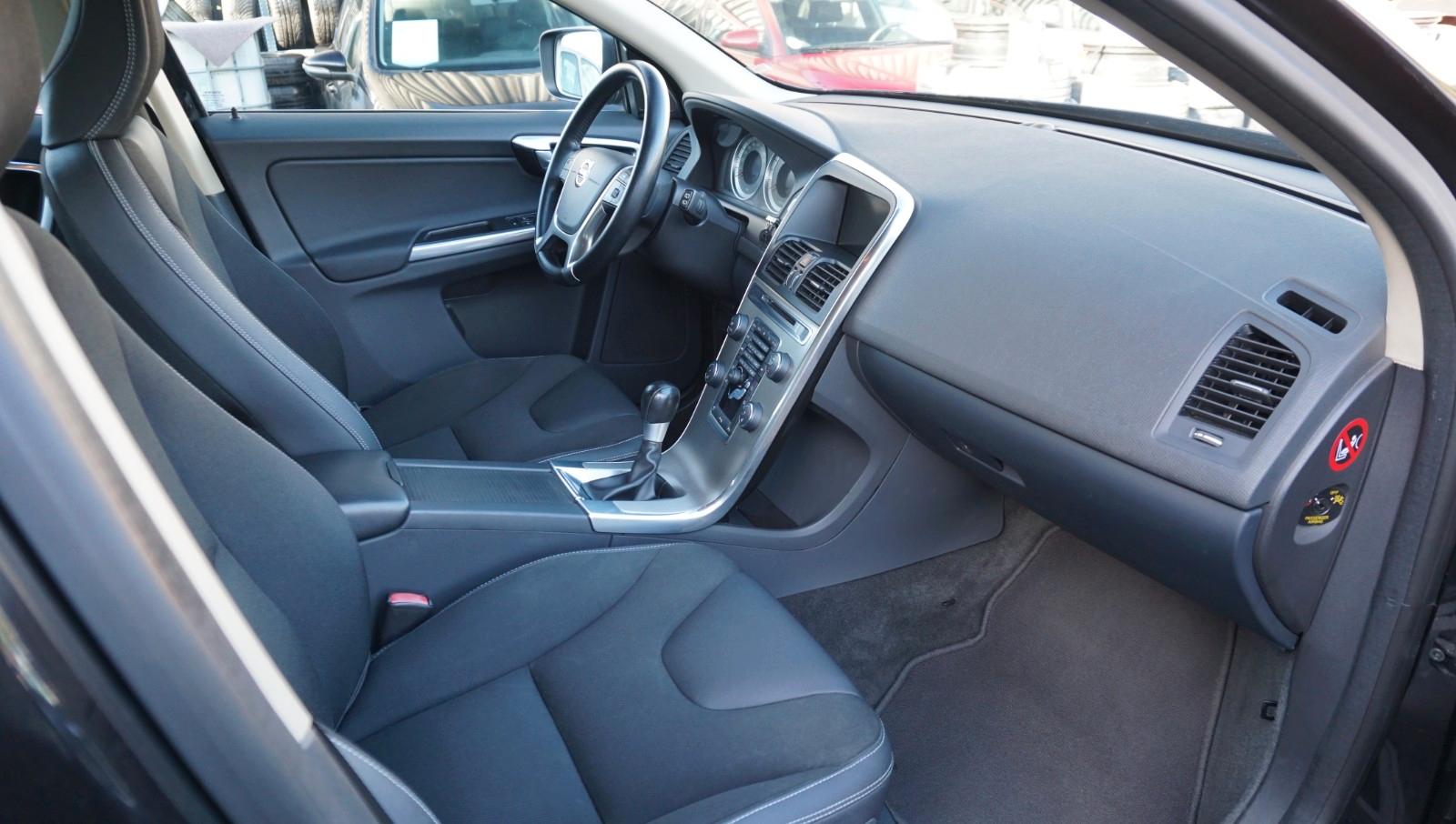 VOLVO XC60 - MOMENTUM - 163 CV - BVM - HAYON ÉLECTRIQUE