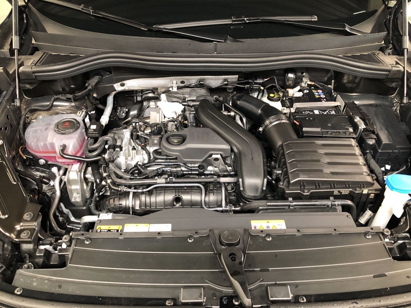 Fahrzeugabbildung Volkswagen Tiguan Elegance 1.5 eTSI DSG AHK-klappbar Navi D