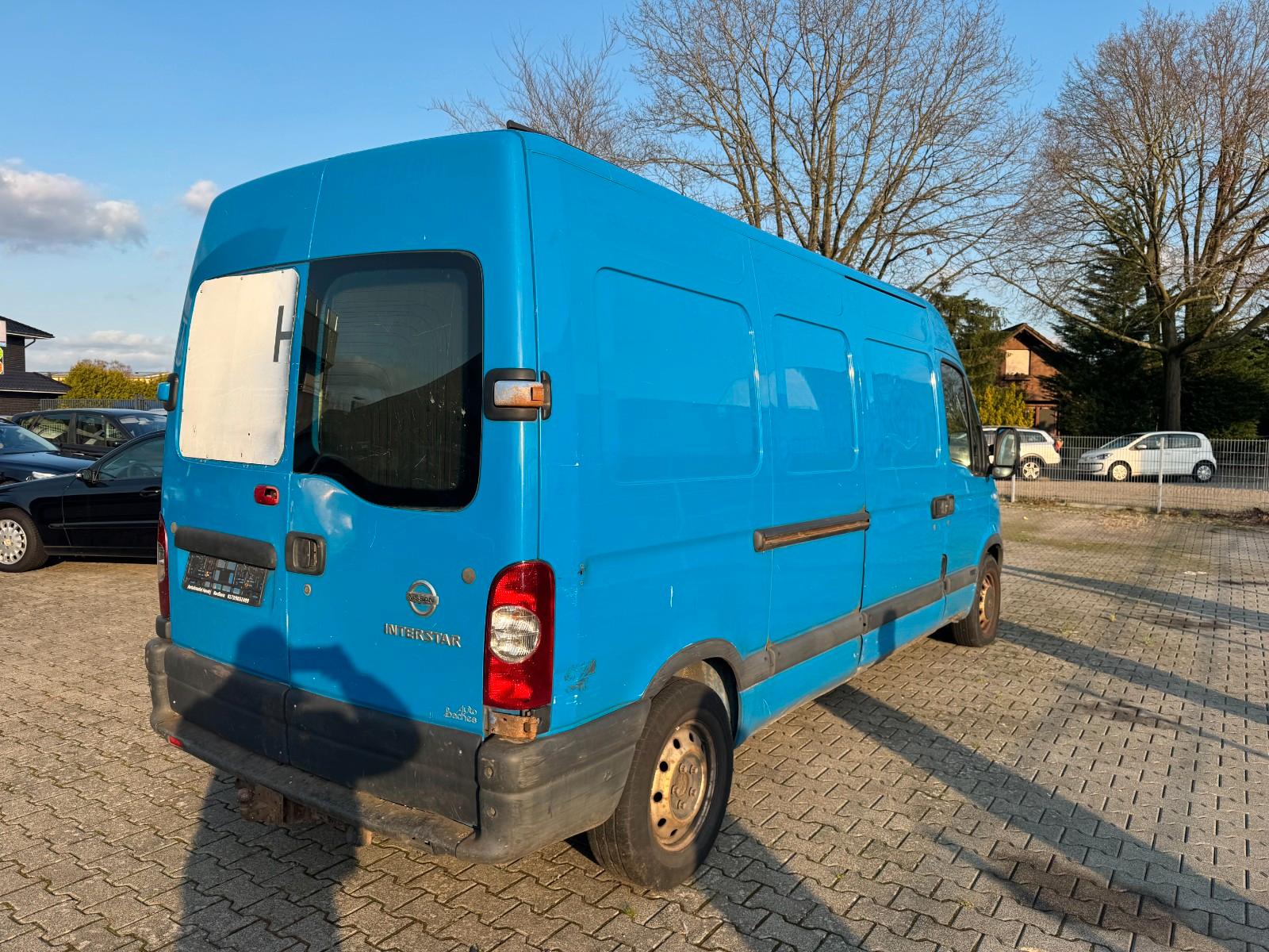 Nissan Interstar 2010 — салон