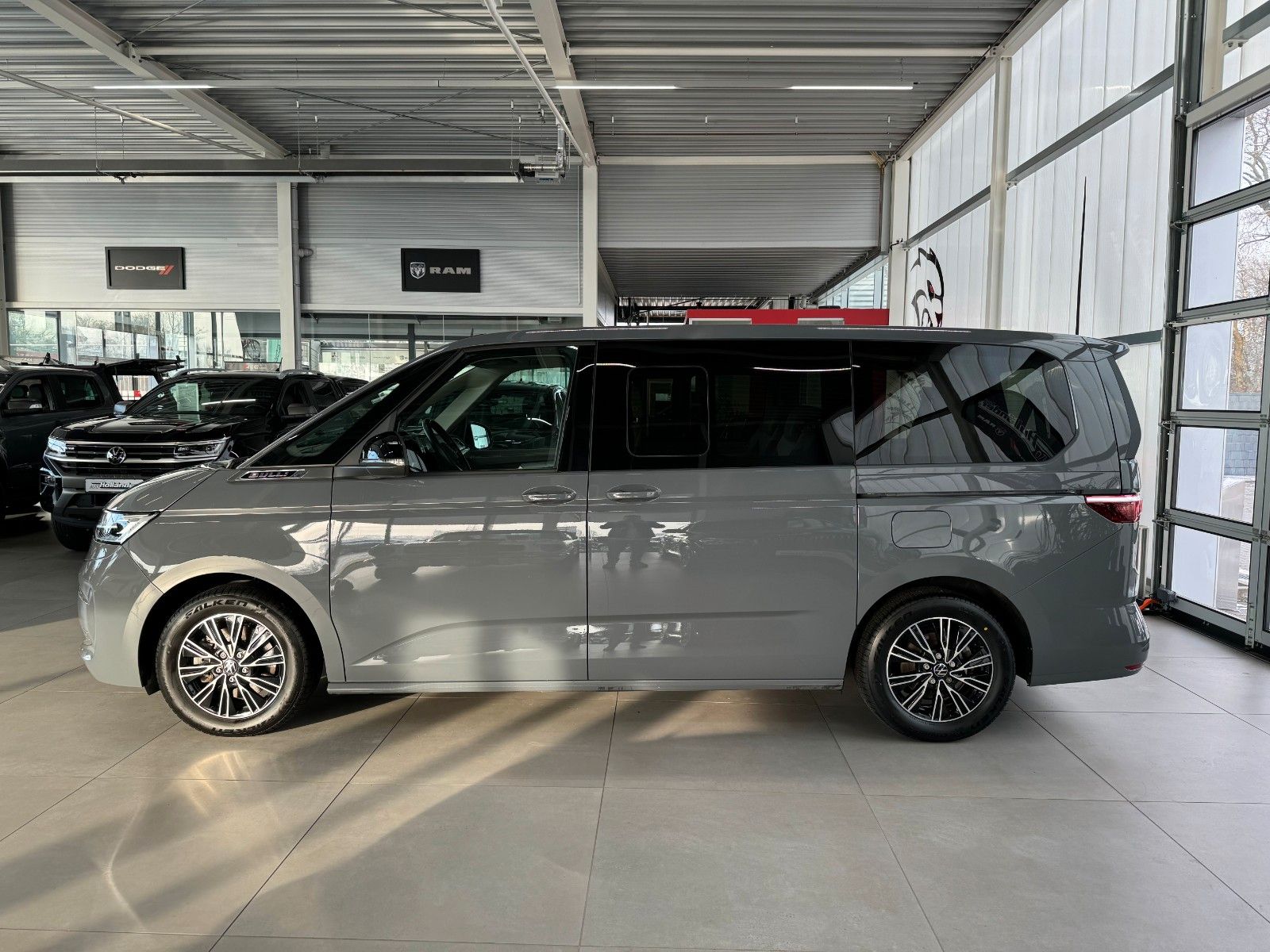 Fahrzeugabbildung Volkswagen T7 Multivan LANG 1.4 TSI eHybrid Life "AHK PANO"
