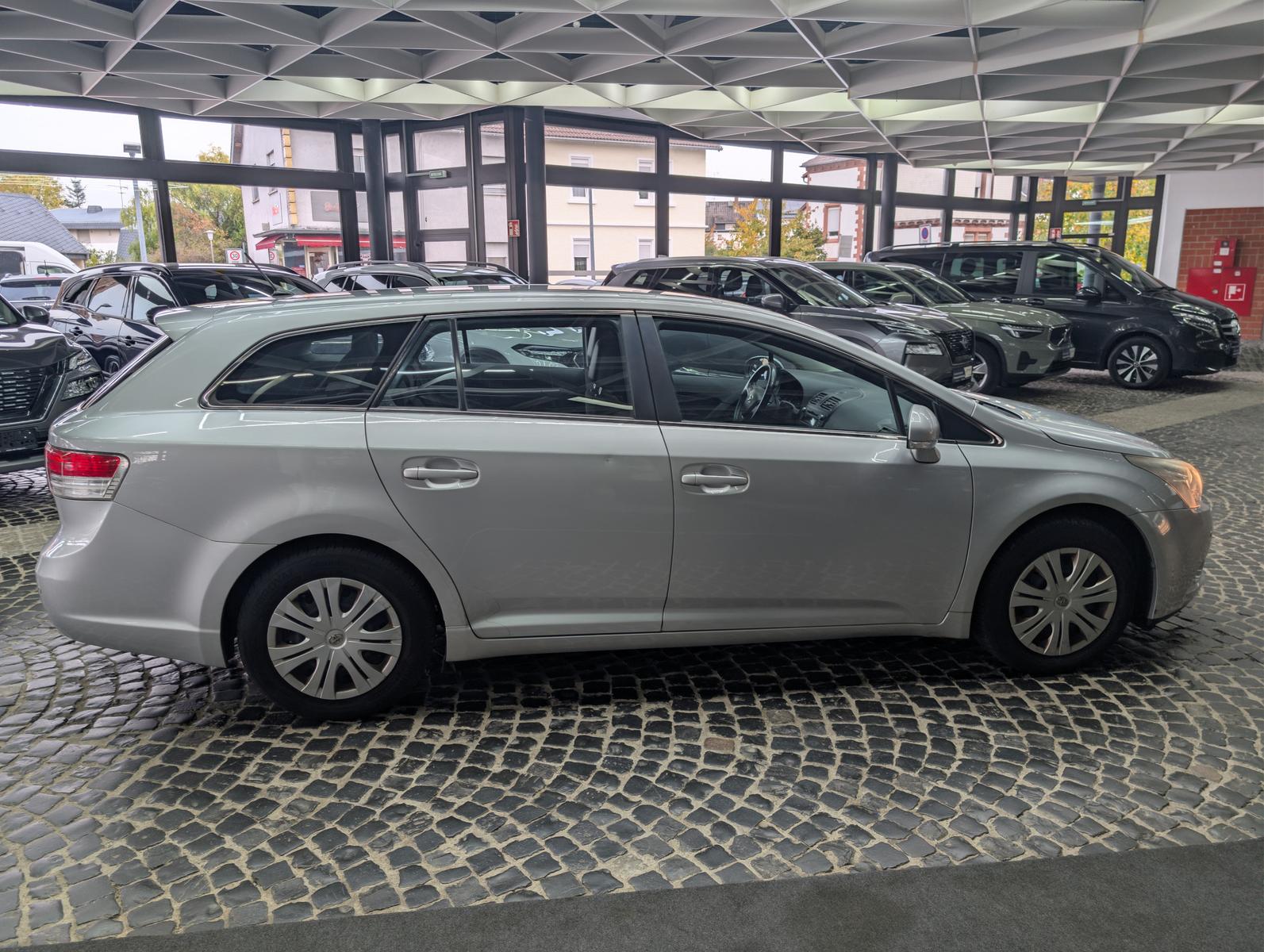 Toyota Avensis 2010 — photo 9