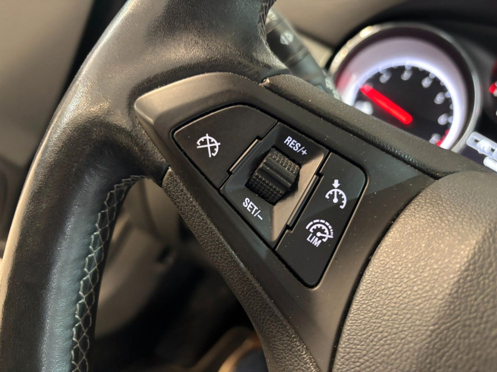 Fahrzeugabbildung Opel Astra K 1.4T 120-JAHRE KAMERA/SHZ/LHZ/ALU/ALLWET